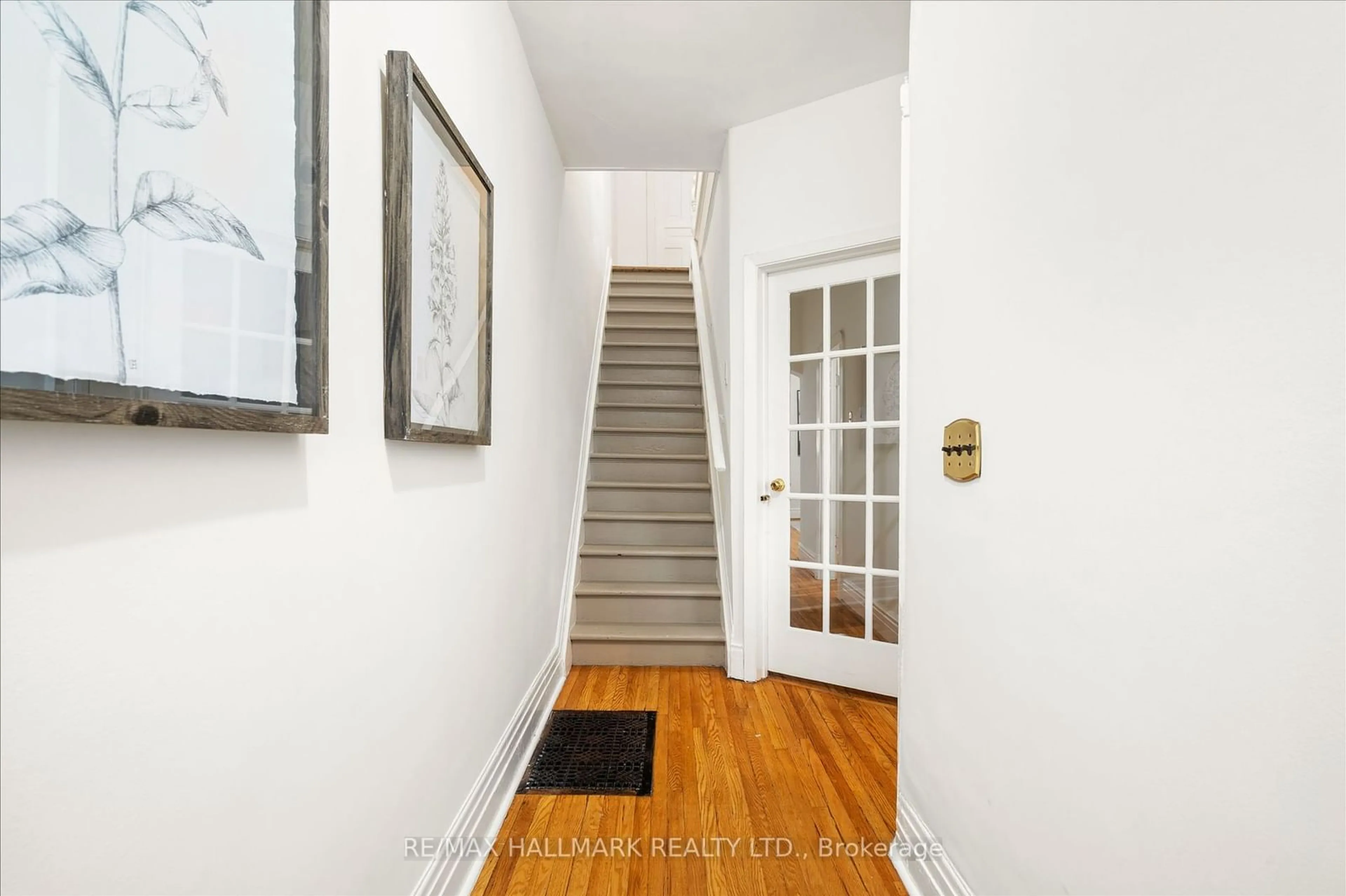 Indoor entryway for 393 Ossington Ave, Toronto Ontario M6J 3A6