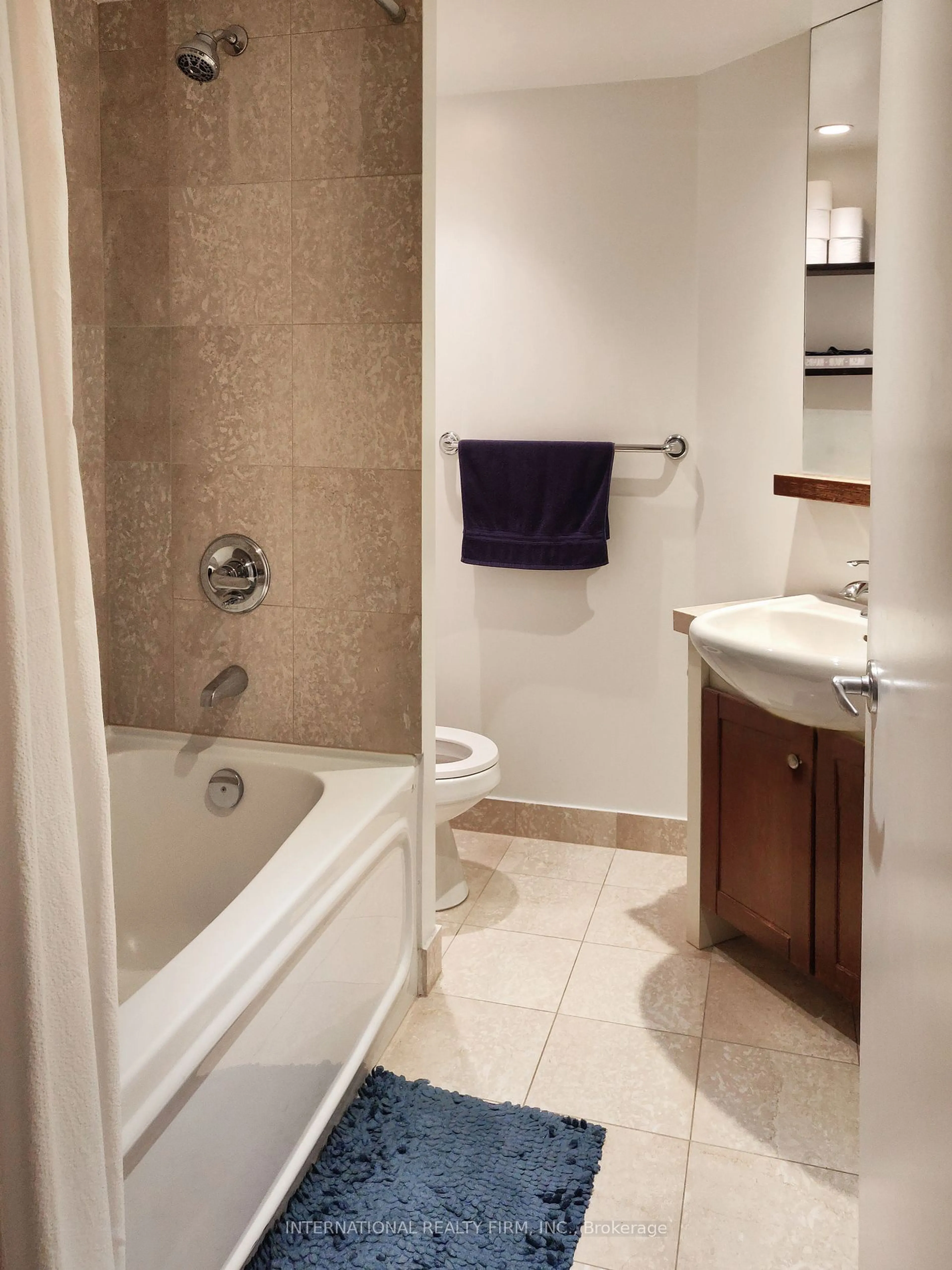 Standard bathroom, ceramic/tile floor for 208 Queens Quay #1609, Toronto Ontario M5J 2Y5