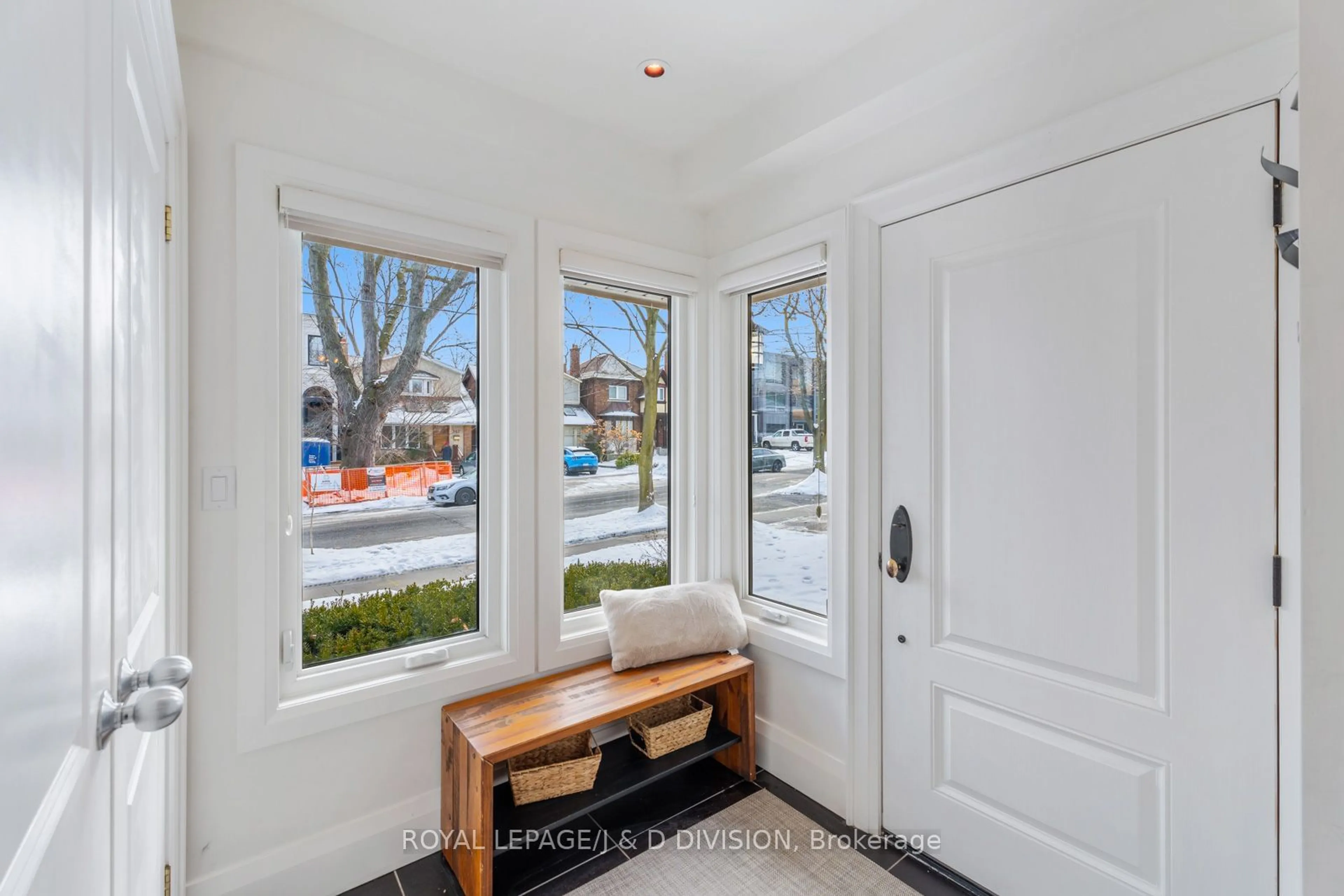 Indoor entryway for 360 Briar Hill Ave, Toronto Ontario M4R 1J2