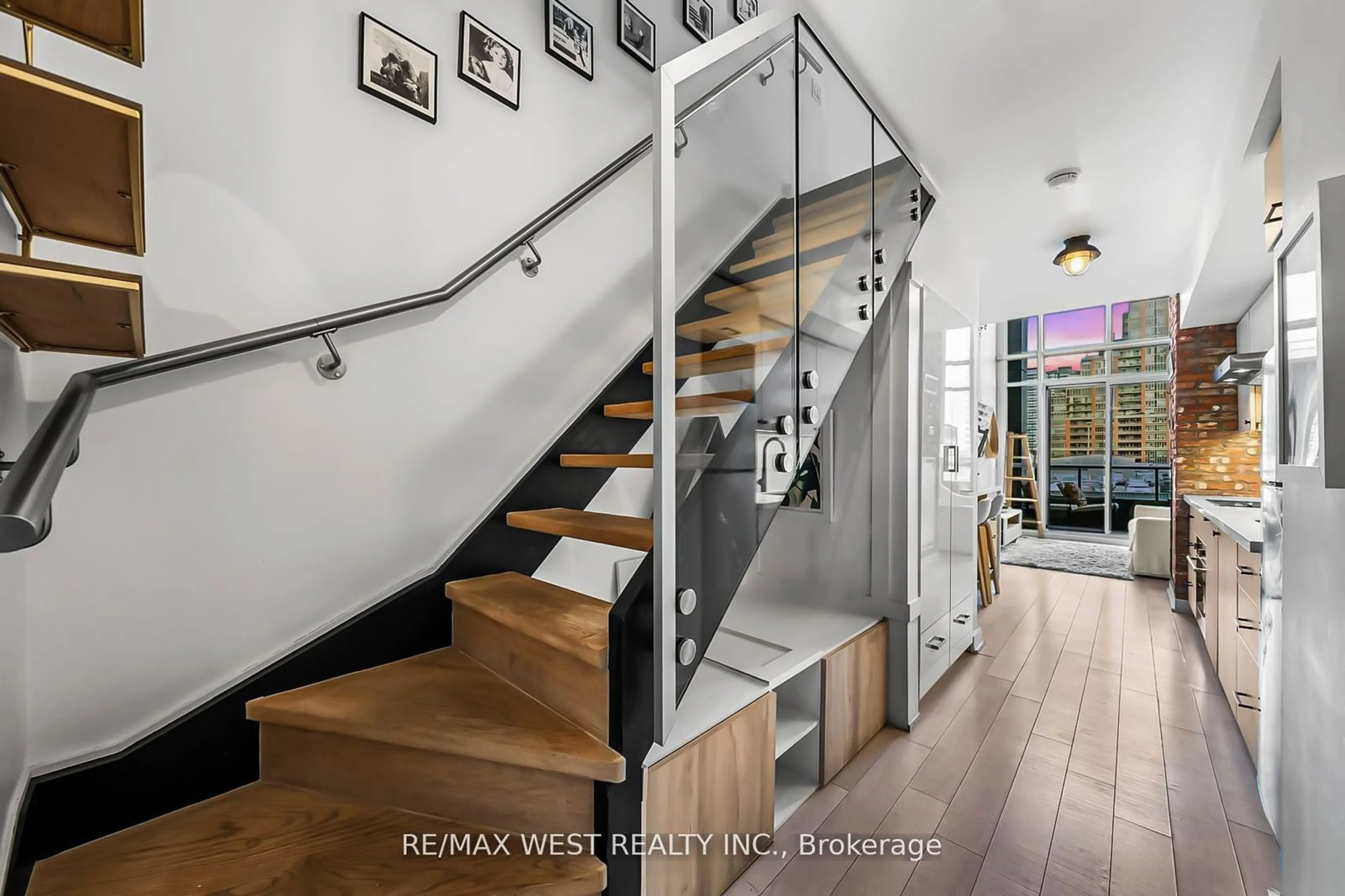 Indoor entryway for 5 Hanna Ave #429, Toronto Ontario M6K 0B3