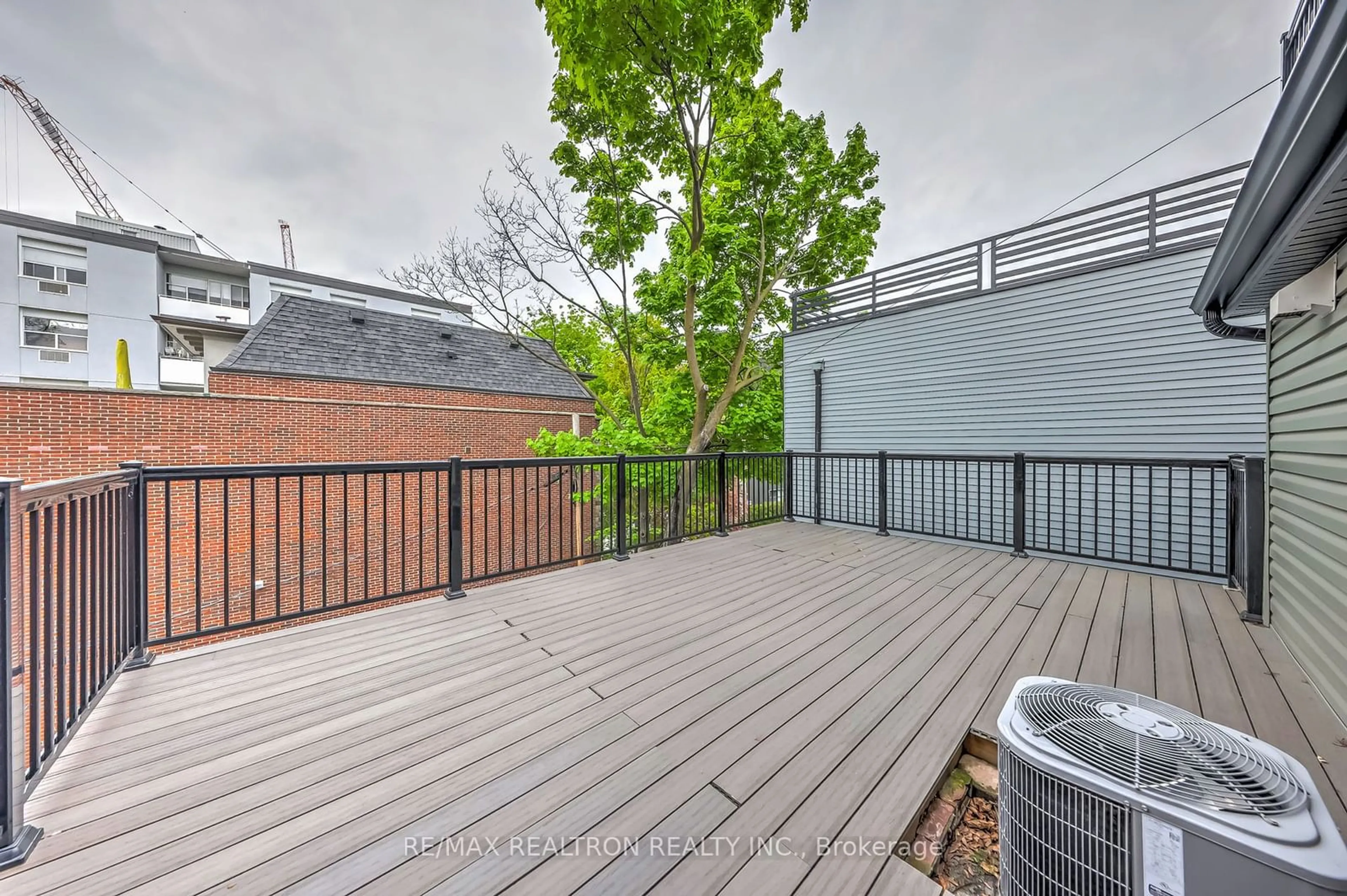 Patio, street for 386 Spadina Rd, Toronto Ontario M5P 2V9