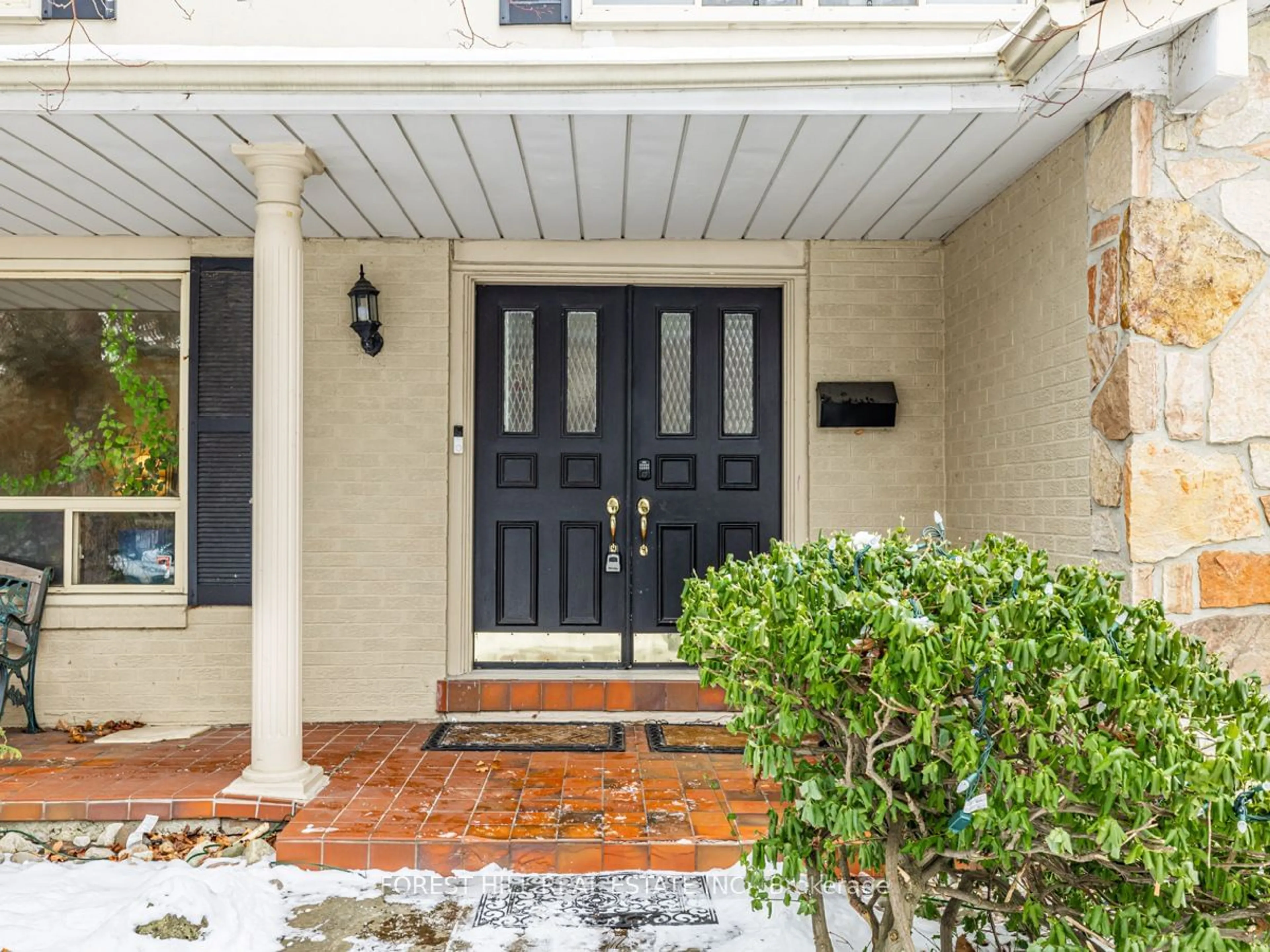 Indoor entryway for 37 Abbeywood Tr, Toronto Ontario M3B 3B4