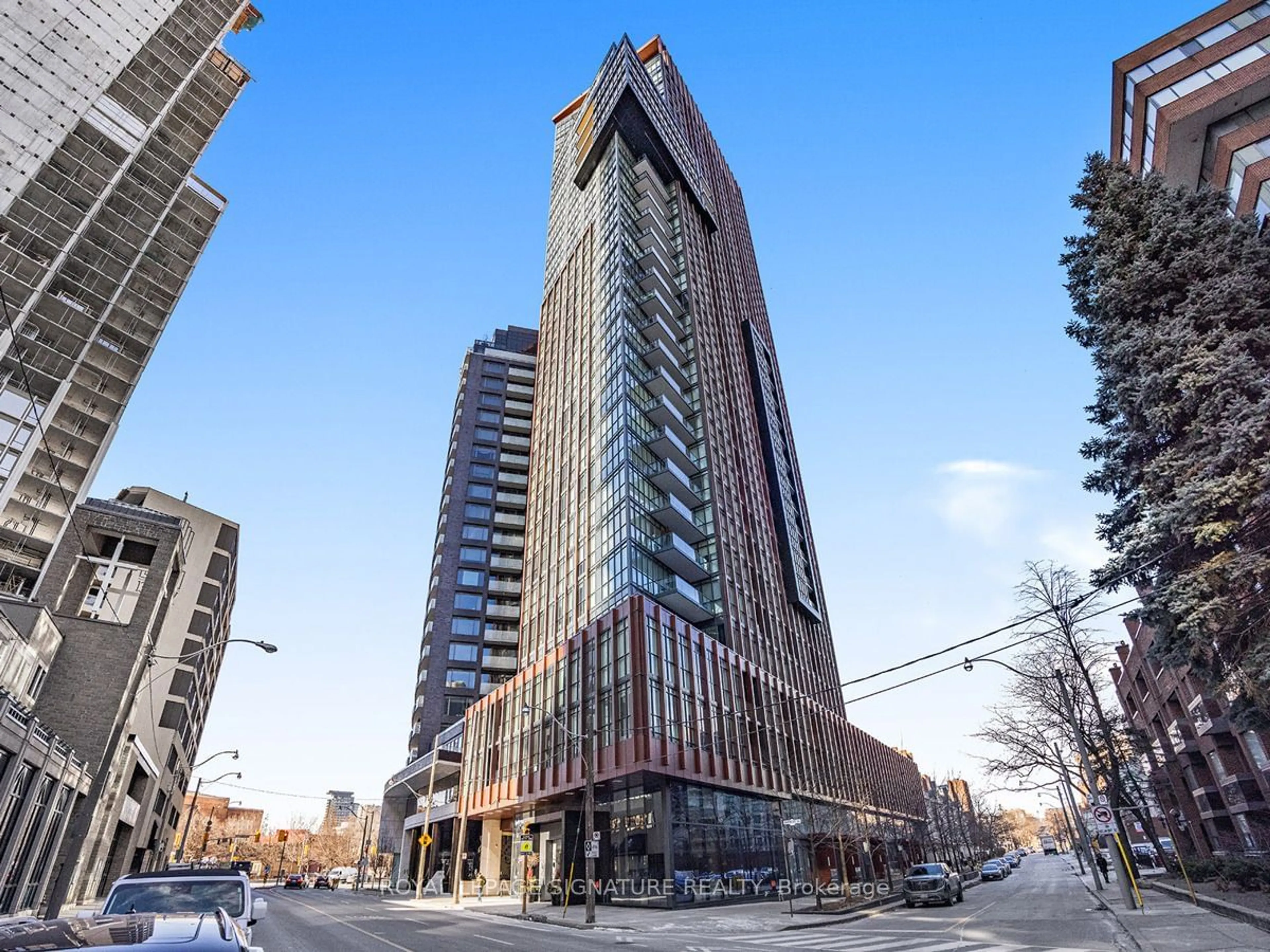 Indoor foyer for 32 Davenport Rd #1704, Toronto Ontario M5R 0B5