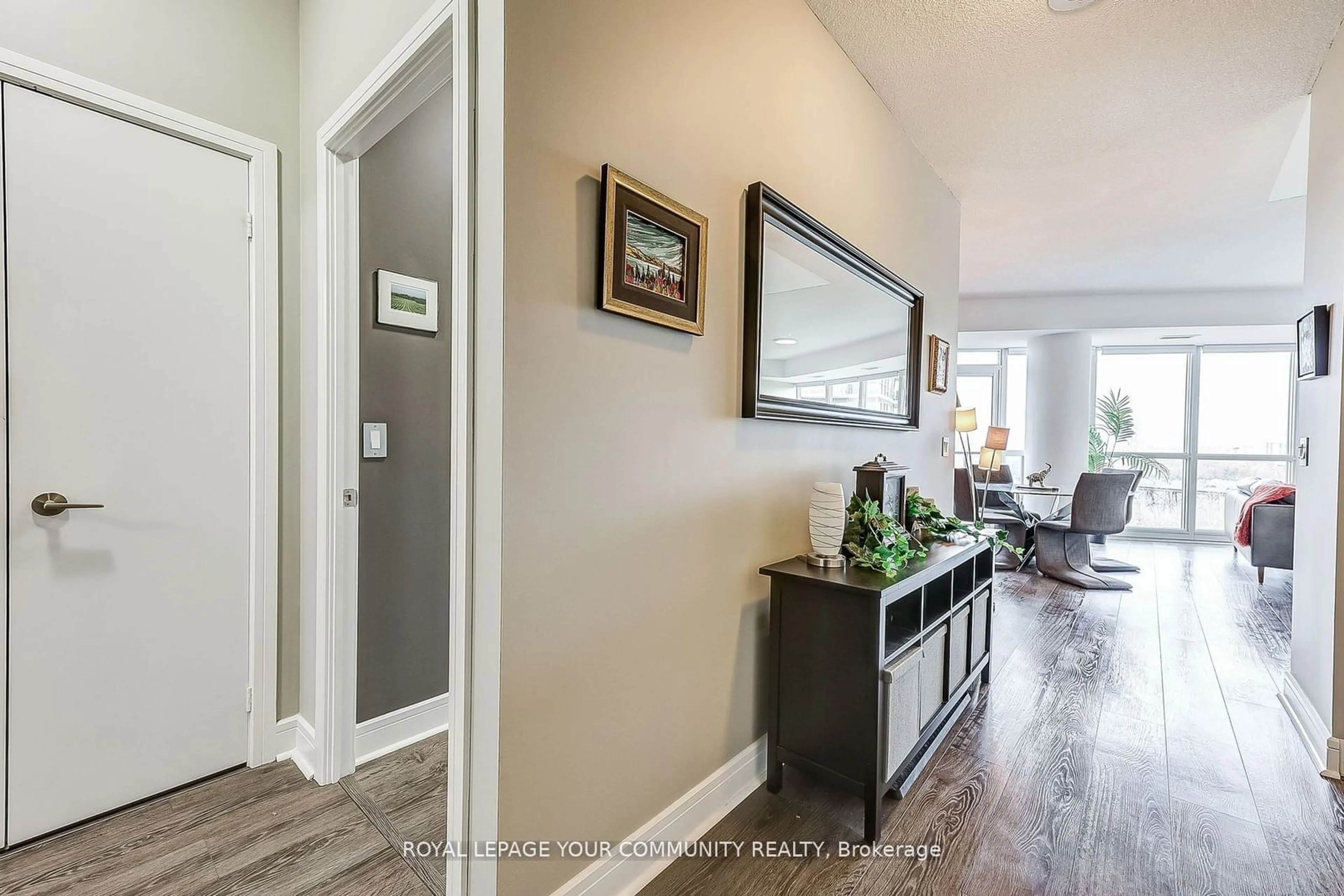 Indoor entryway for 35 Brian Peck Cres #807, Toronto Ontario M4G 0A5