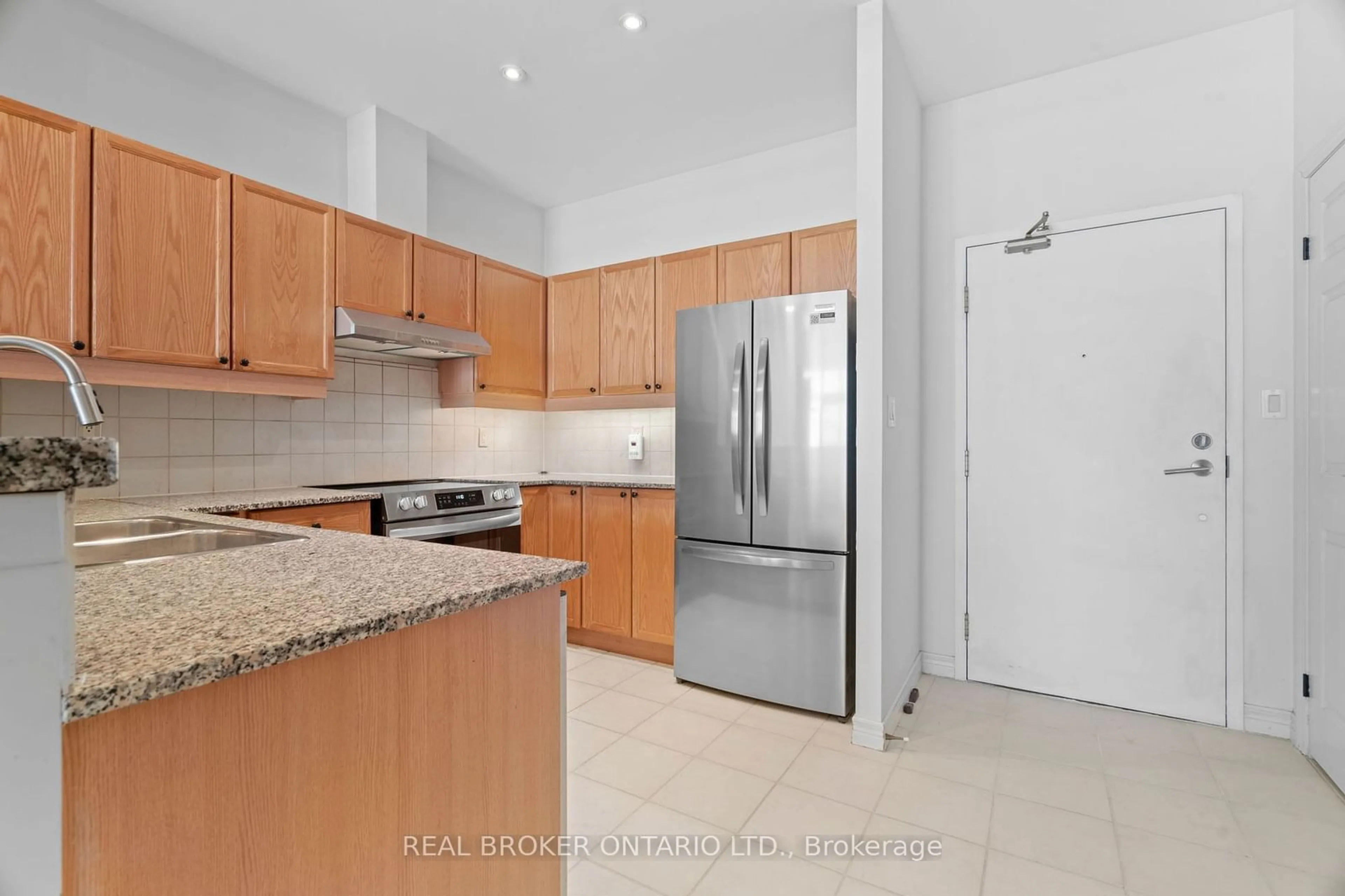 Standard kitchen, ceramic/tile floor for 1 Leaside Park Dr #404, Toronto Ontario M4H 1R1