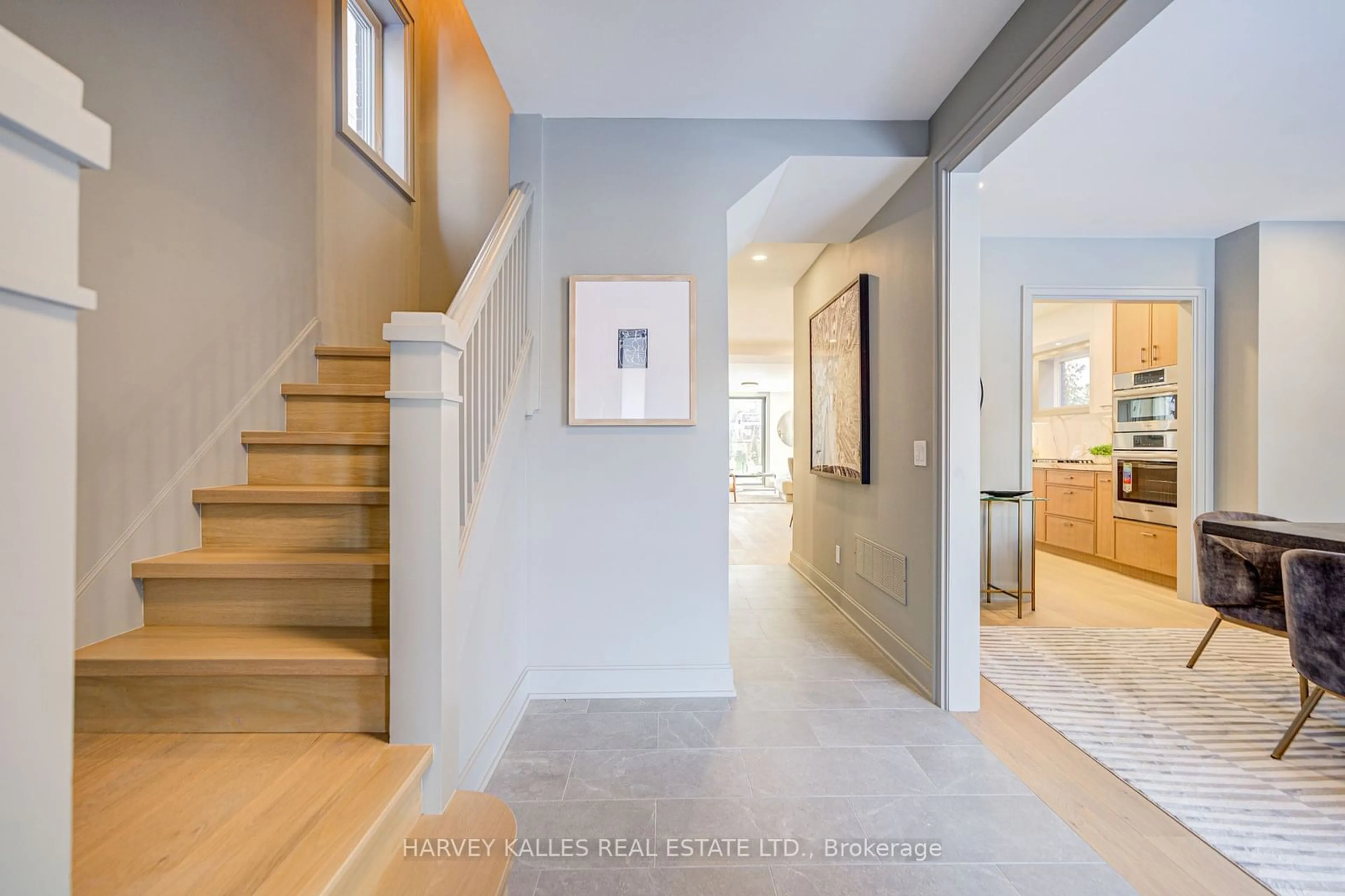 Indoor entryway for 158 Eastbourne Ave, Toronto Ontario M5P 2G6