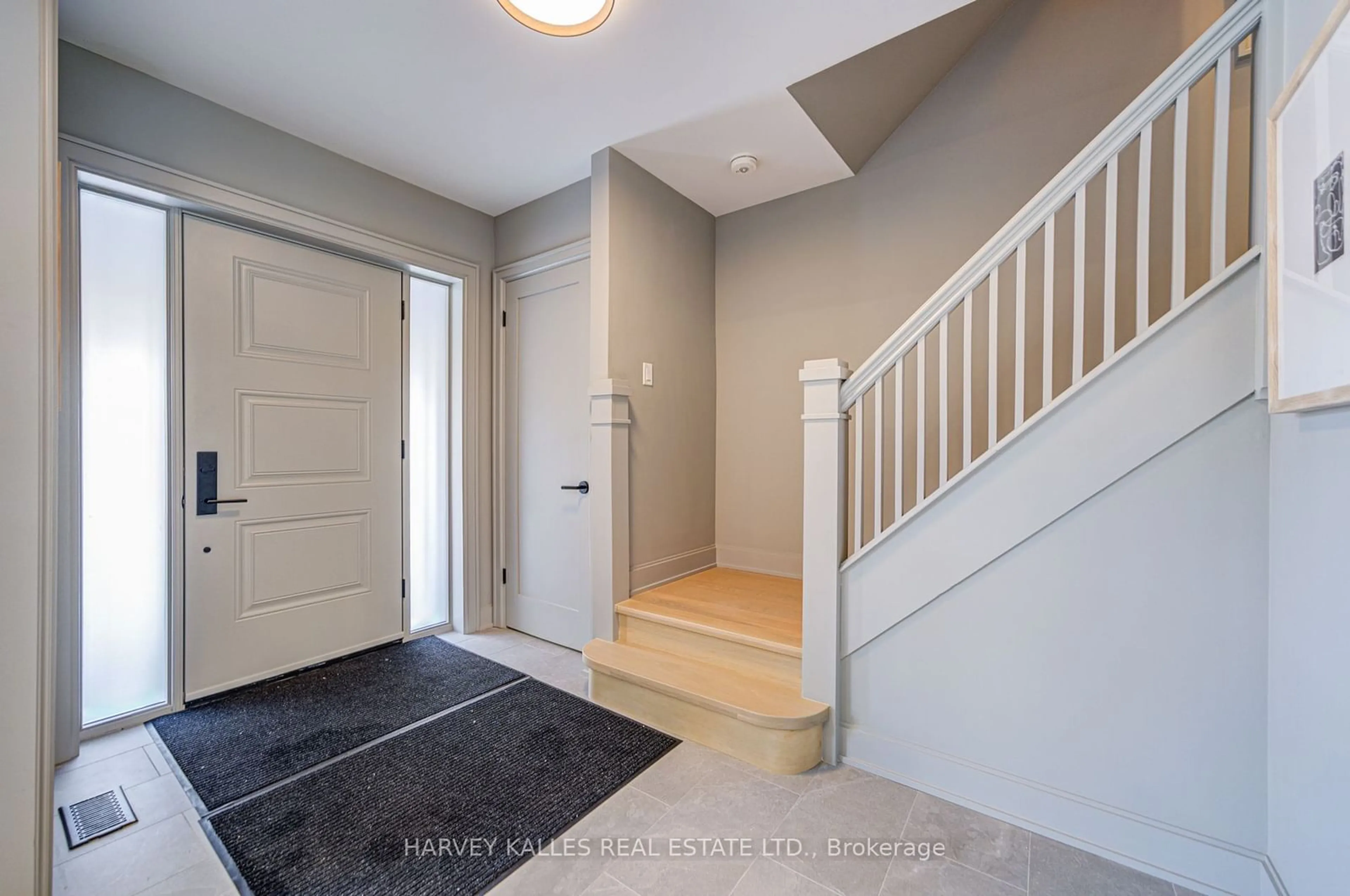 Indoor entryway for 158 Eastbourne Ave, Toronto Ontario M5P 2G6