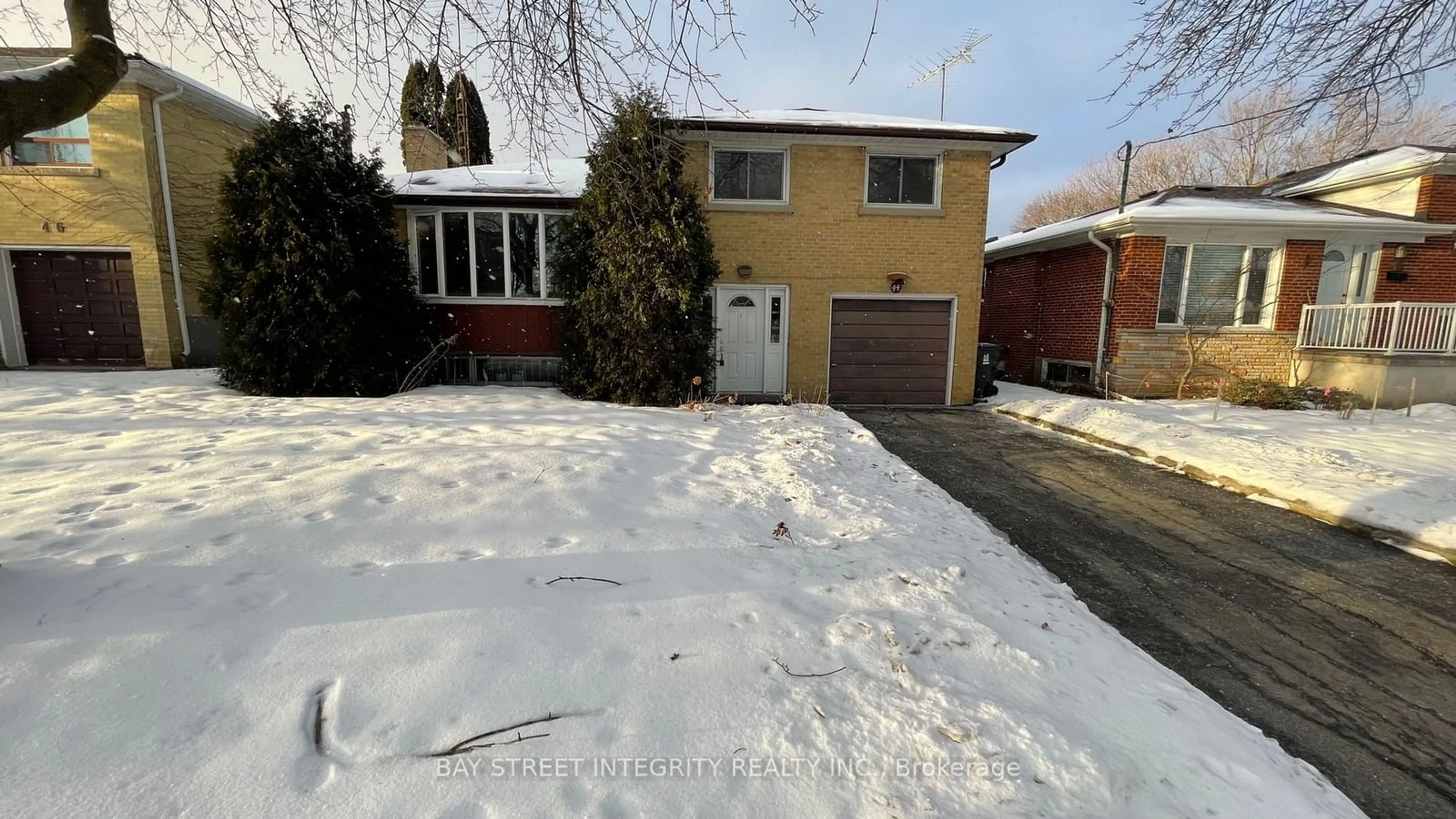 A pic from outside/outdoor area/front of a property/back of a property/a pic from drone, street for 44 Bowerbank Dr, Toronto Ontario M2M 1Z8