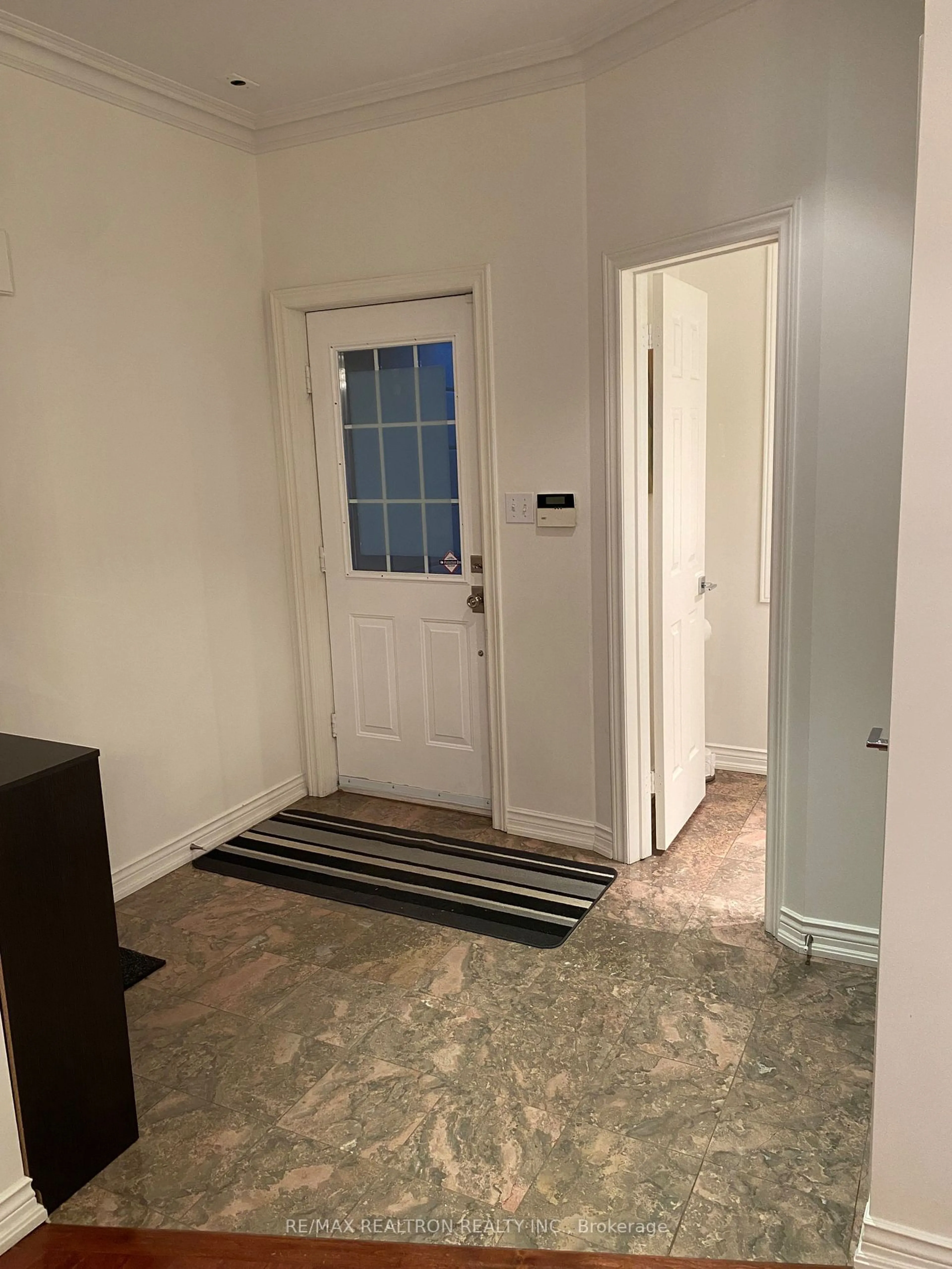 Indoor entryway for 645 Davenport Rd #6, Toronto Ontario M5R 1L3