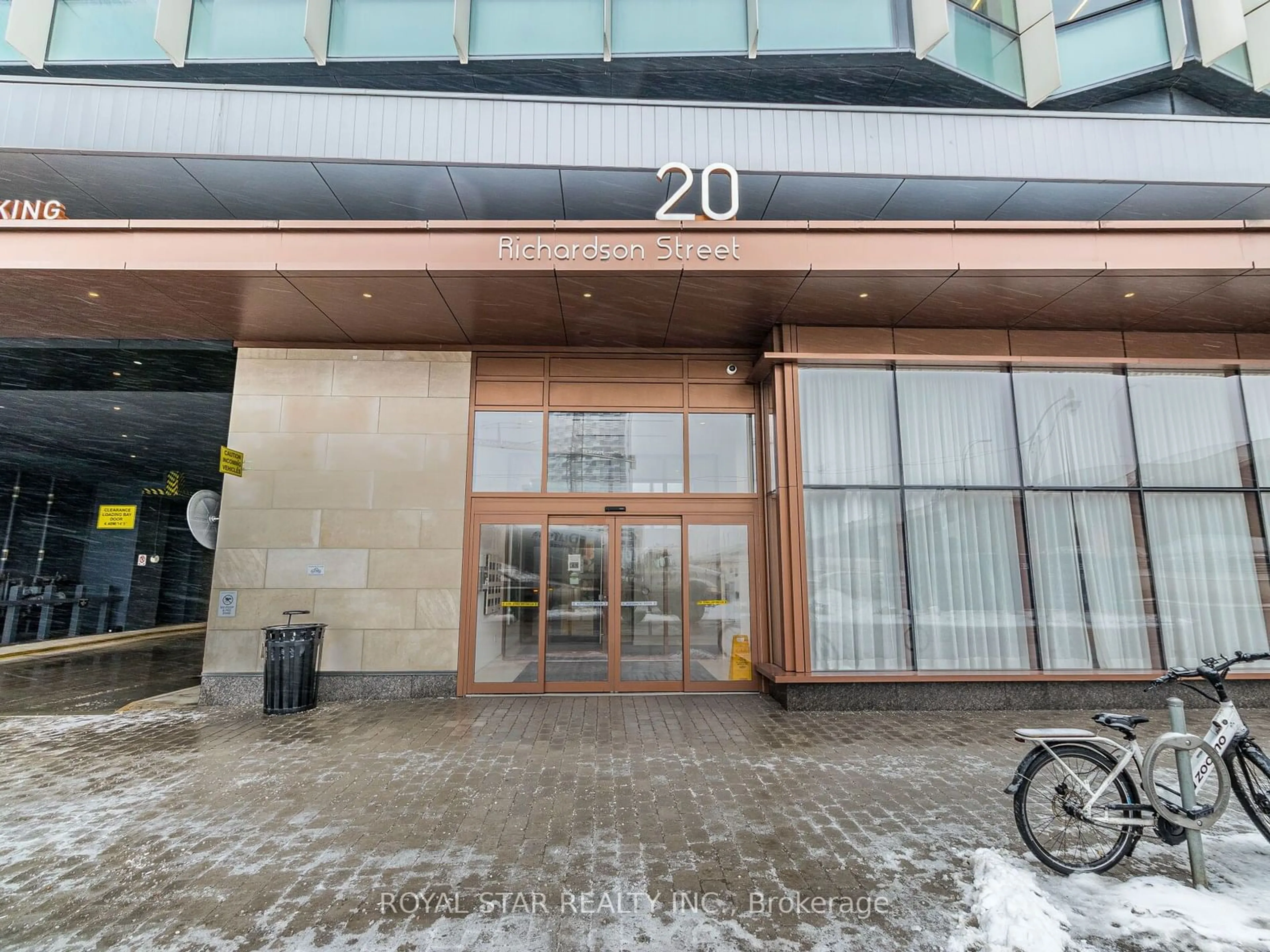 Indoor foyer for 20 Richardson St #1703, Toronto Ontario M5A 0S6