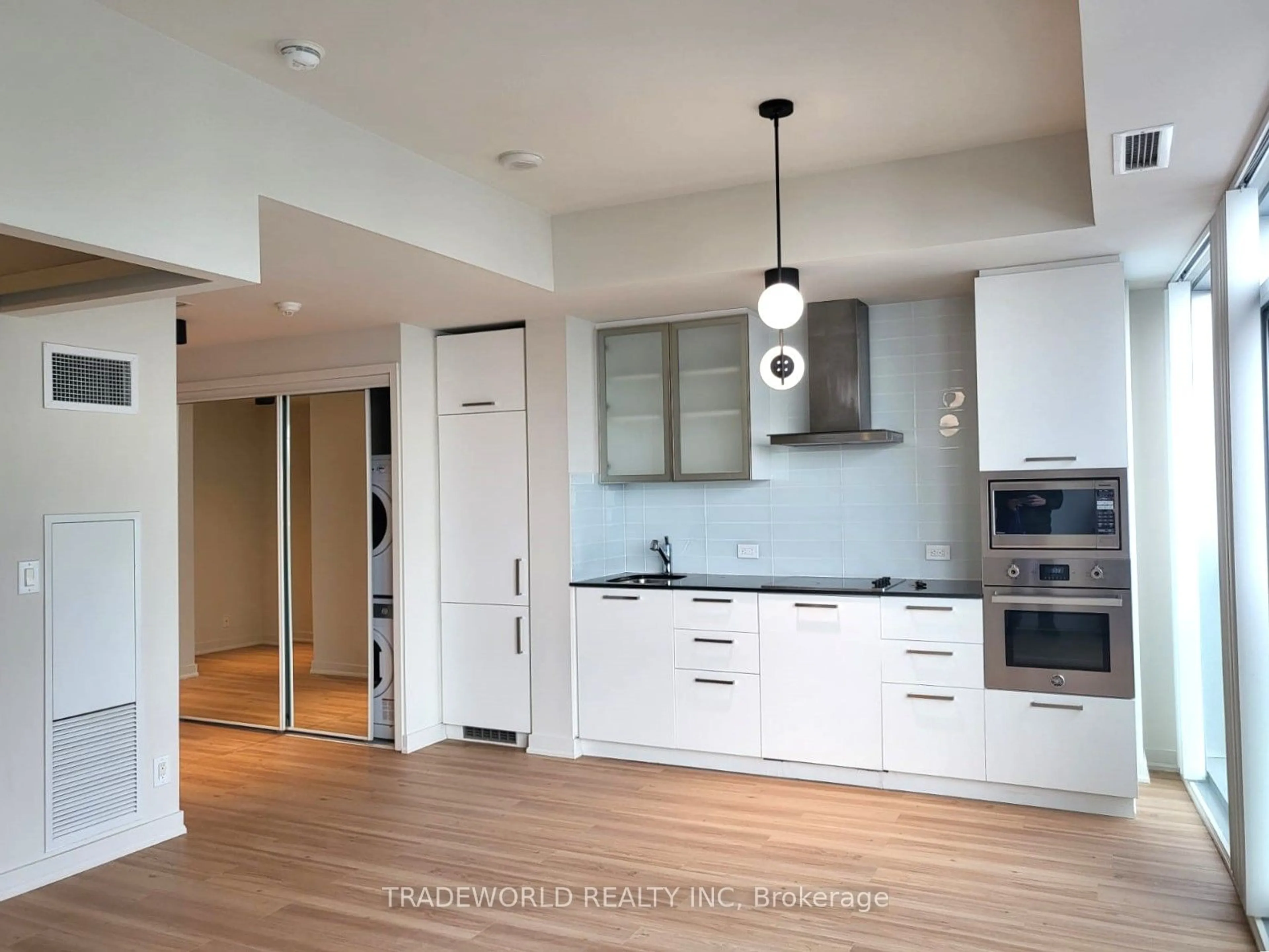 Open concept kitchen, wood/laminate floor for 14 York St #5012, Toronto Ontario M5J 0B1