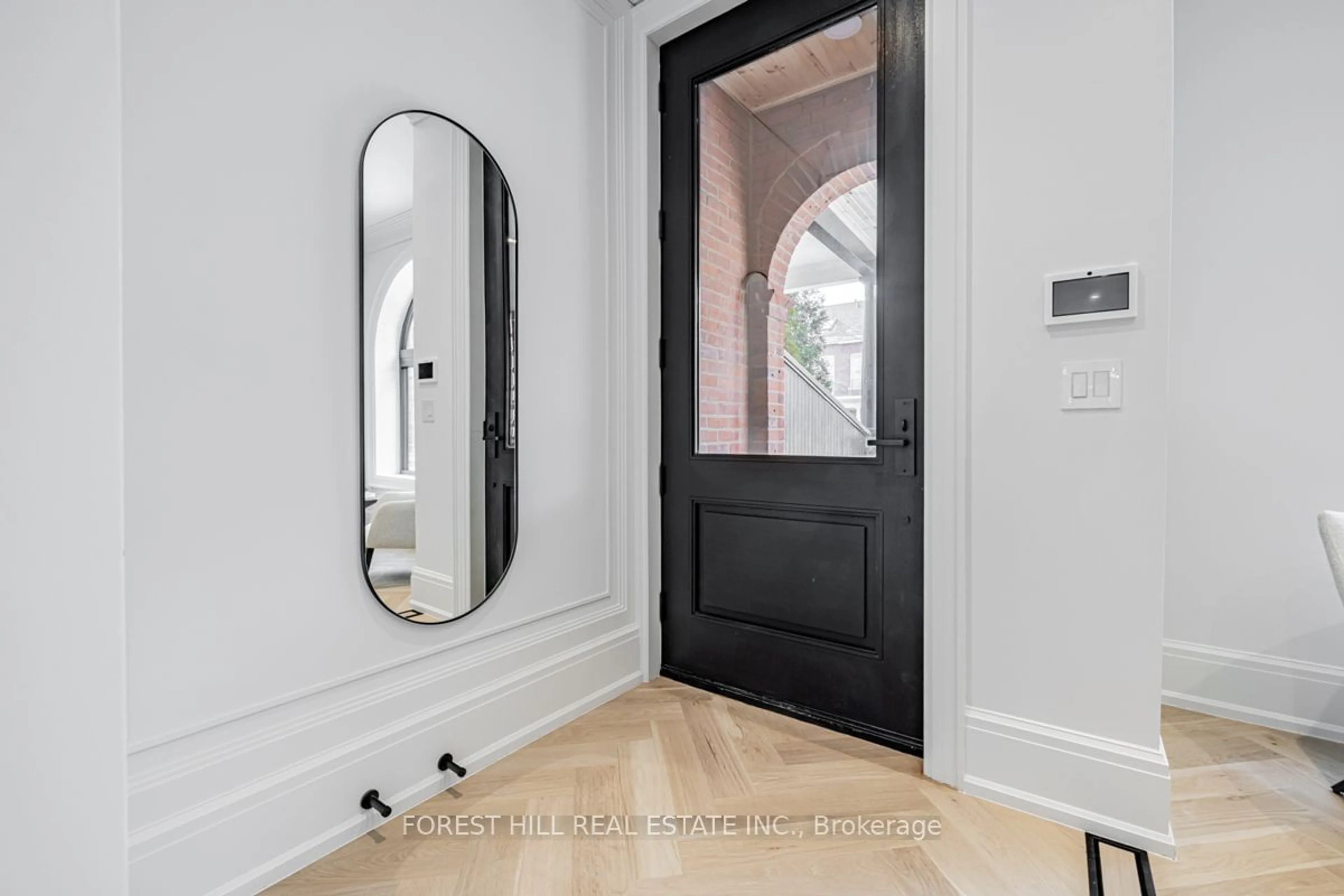 Indoor entryway for 437 Euclid Ave, Toronto Ontario M6G 2T1