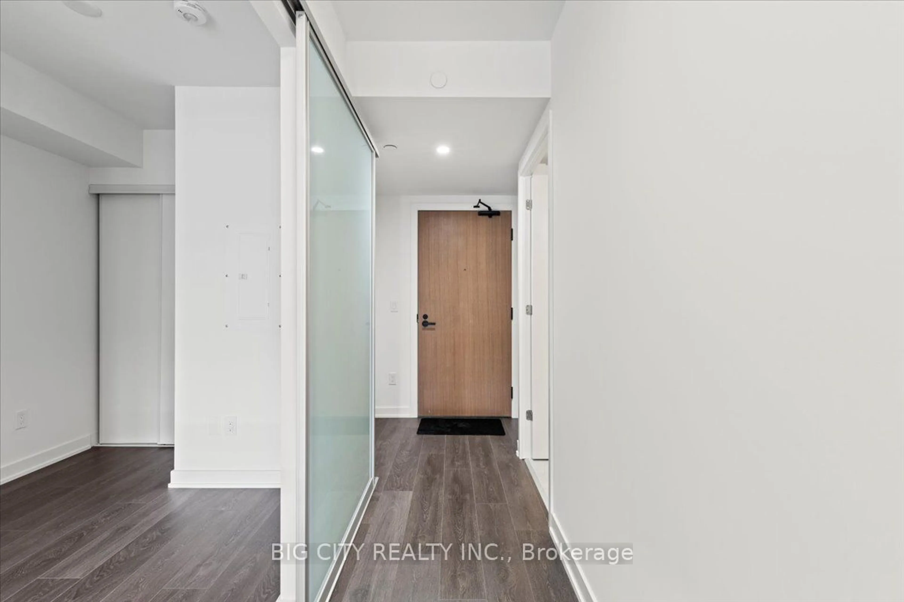 Indoor entryway for 8 Tippett Rd #417, Toronto Ontario M3H 0E7