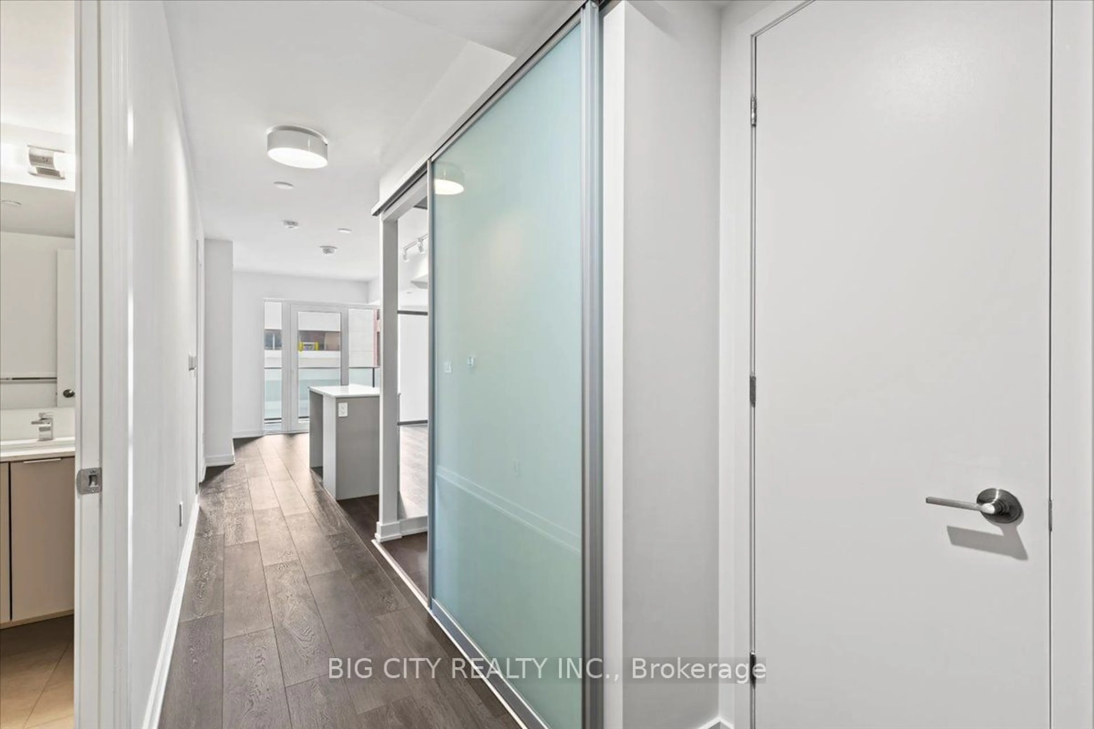 Indoor entryway for 8 Tippett Rd #417, Toronto Ontario M3H 0E7