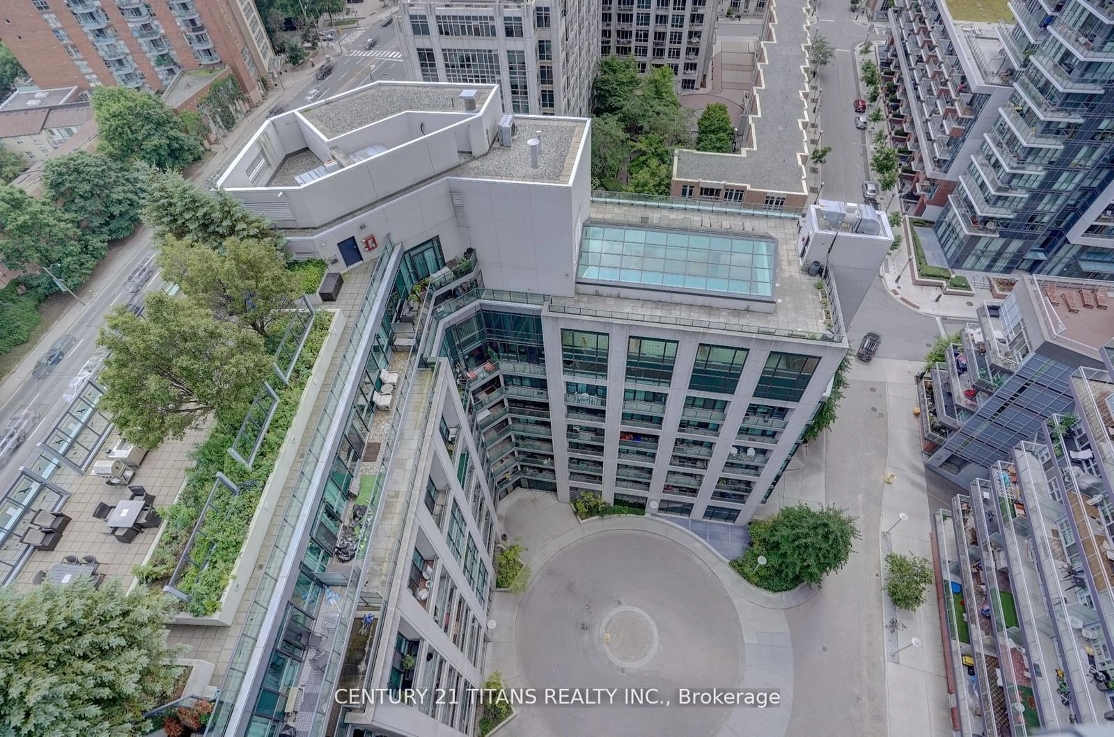 A pic from outside/outdoor area/front of a property/back of a property/a pic from drone, city buildings view from balcony for 600 Fleet St #1909, Toronto Ontario M5V 1B7