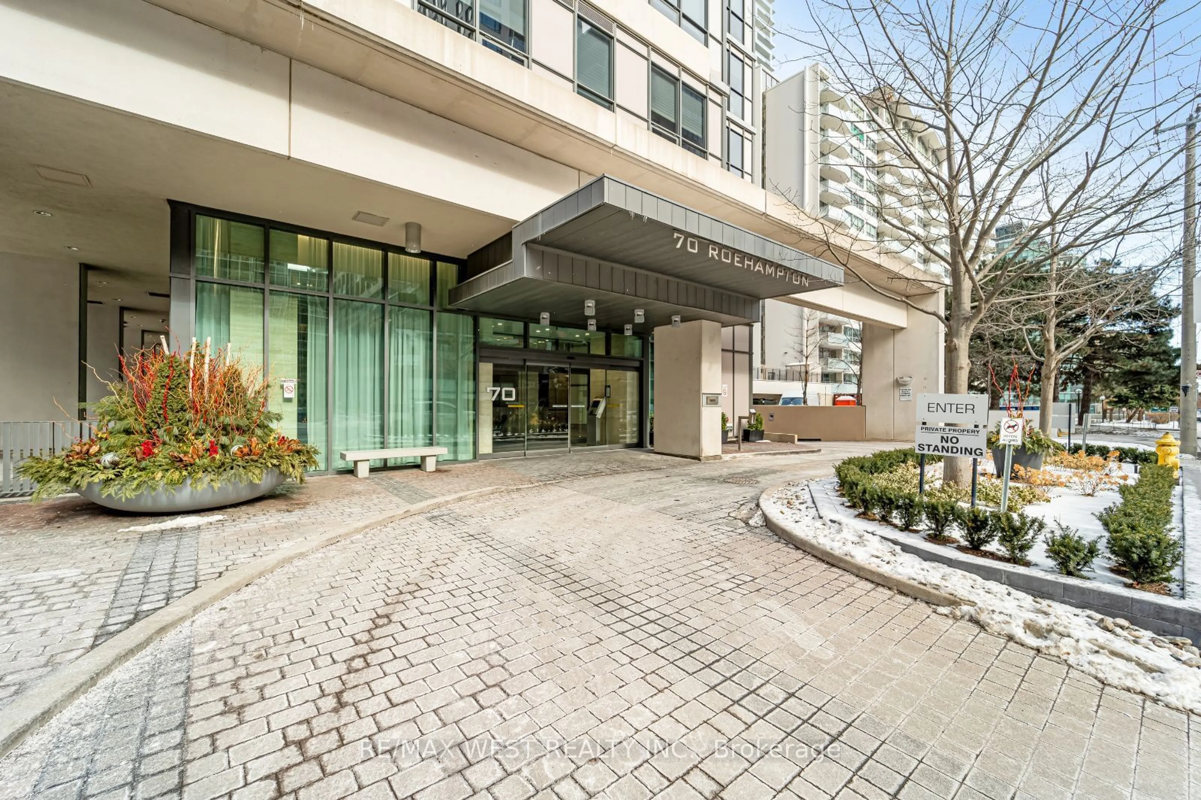 Indoor foyer for 70 Roehampton Ave #1122, Toronto Ontario M4P 1R2