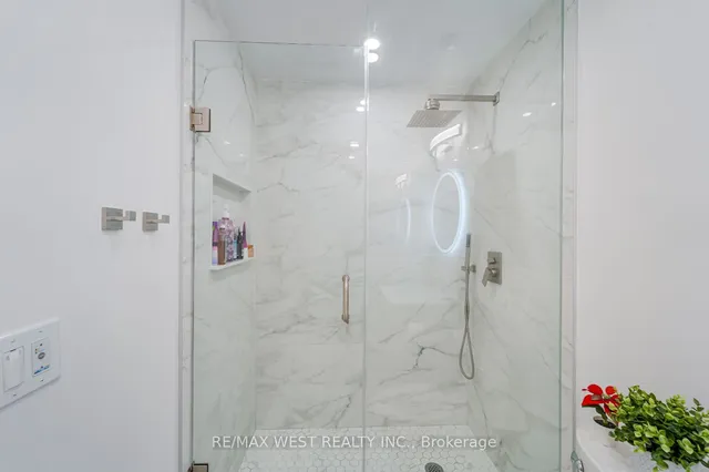 Additional property image - 70 Roehampton Ave Unit 1122