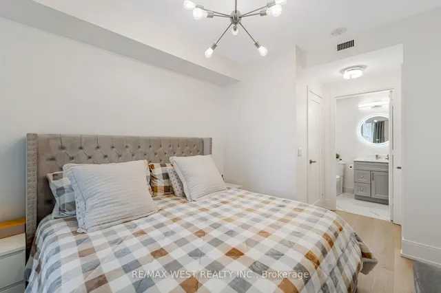 Additional property image - 70 Roehampton Ave Unit 1122
