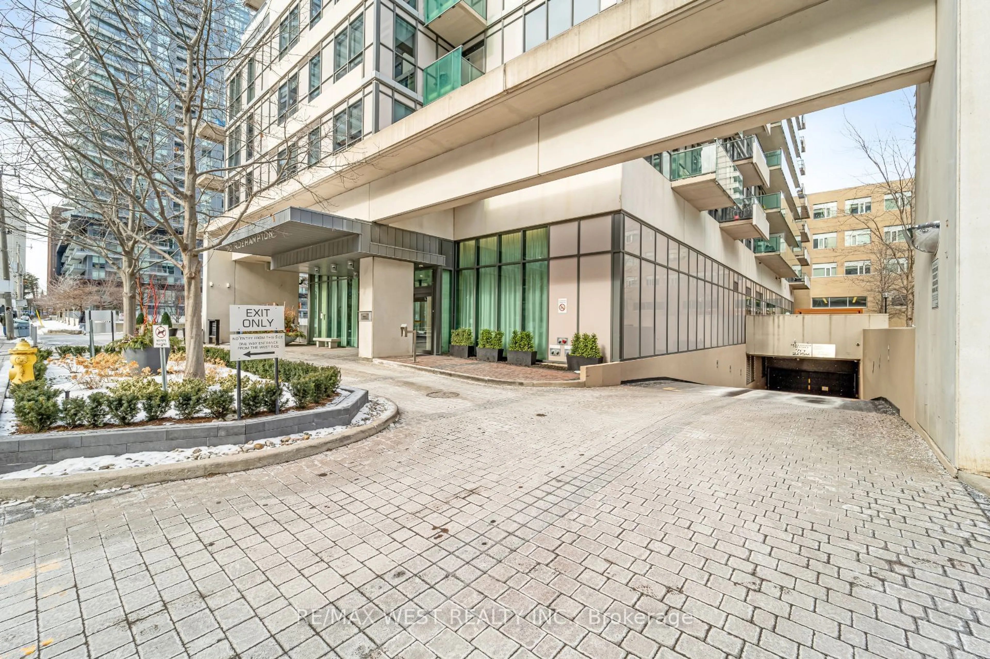 Indoor foyer for 70 Roehampton Ave #1122, Toronto Ontario M4P 1R2