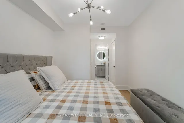 Additional property image - 70 Roehampton Ave Unit 1122