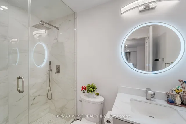Additional property image - 70 Roehampton Ave Unit 1122