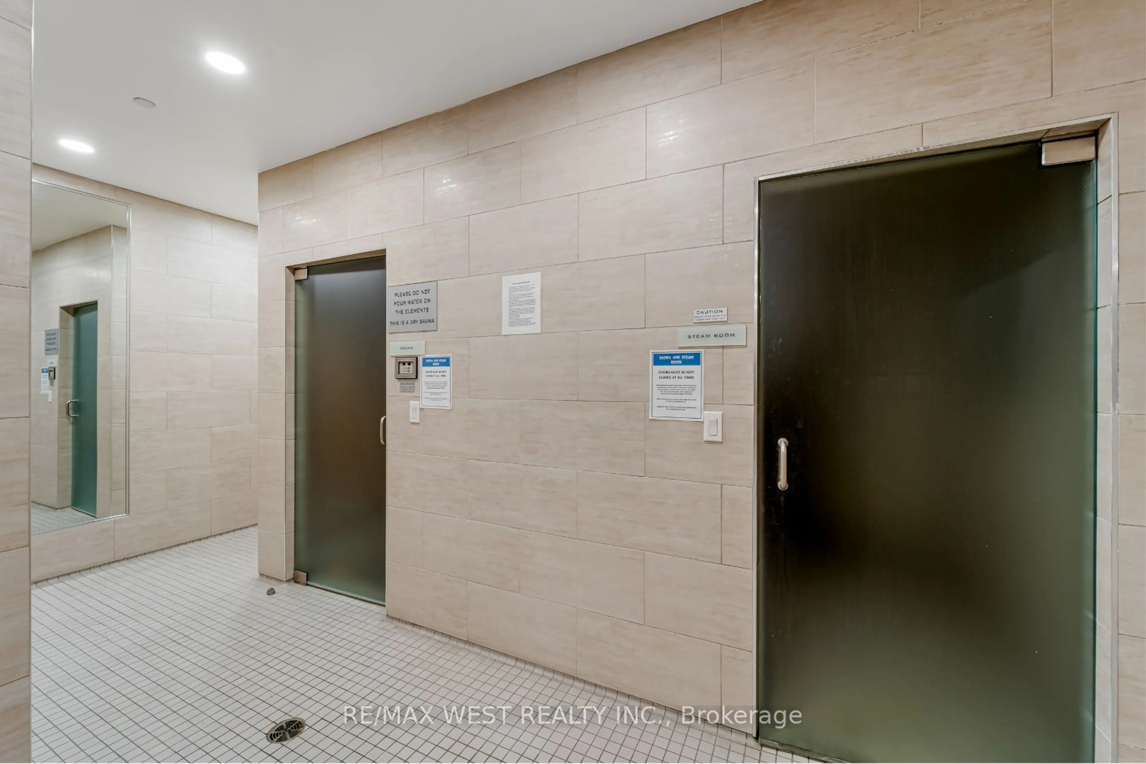 Indoor foyer for 70 Roehampton Ave #1122, Toronto Ontario M4P 1R2