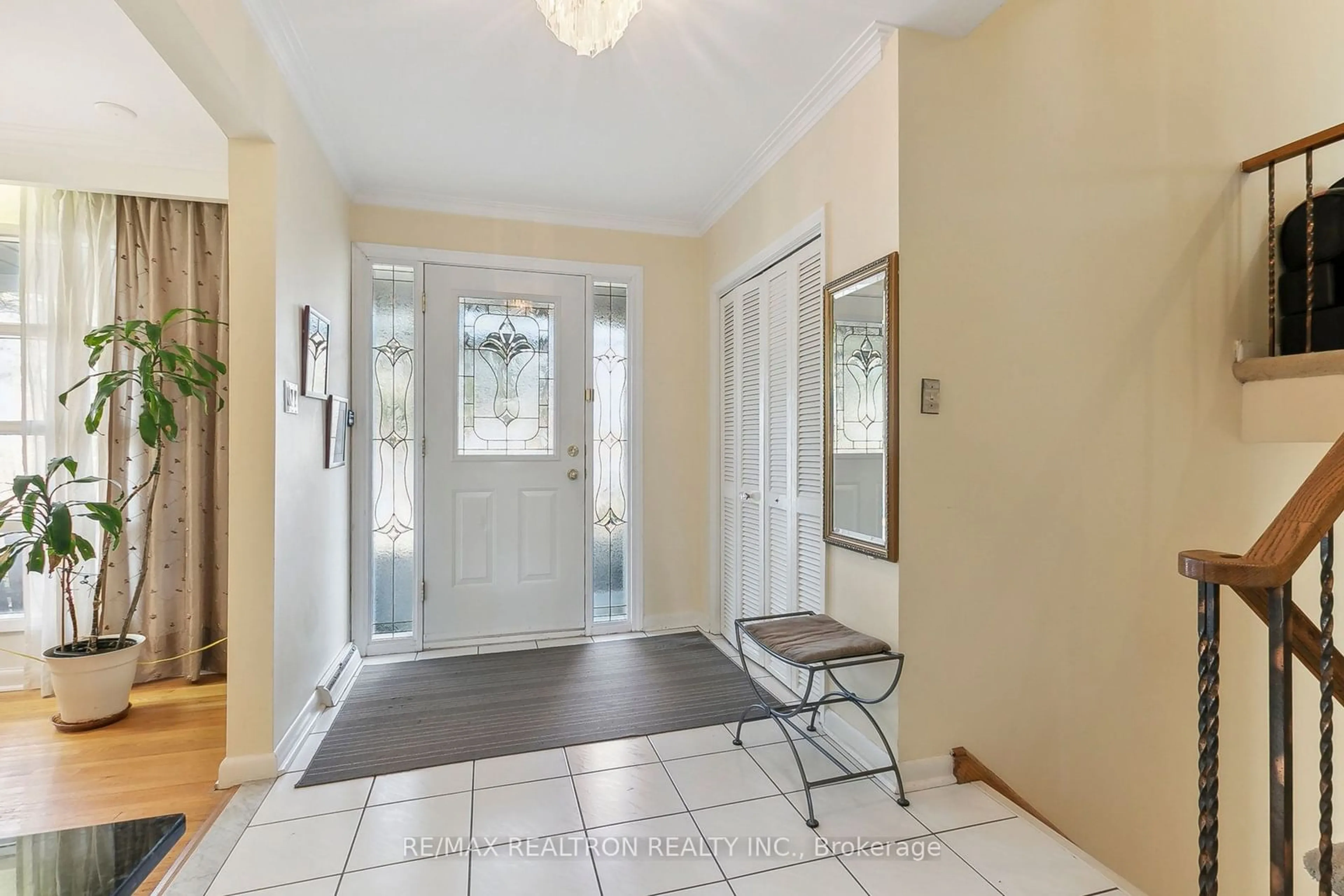 Indoor entryway for 1 Wilket Rd, Toronto Ontario M2L 1N5