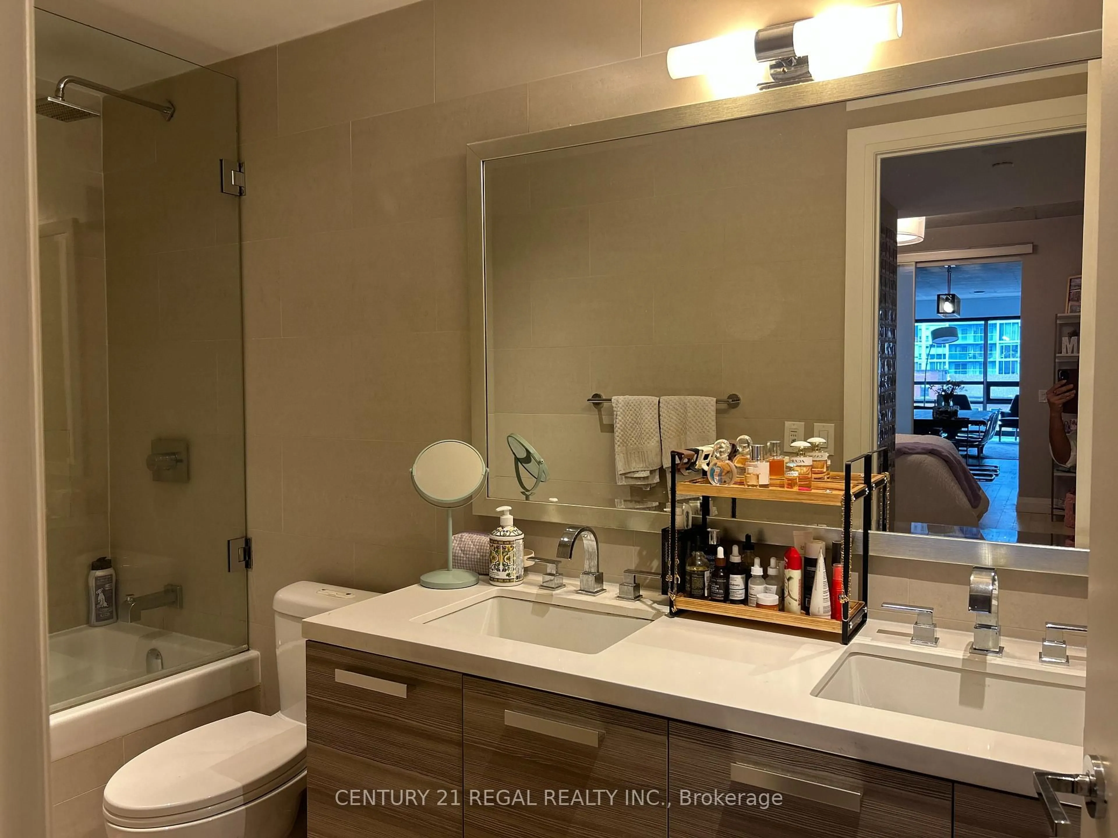 Standard bathroom, ceramic/tile floor for 224 King Street West St #403, Toronto Ontario M5H 0A6