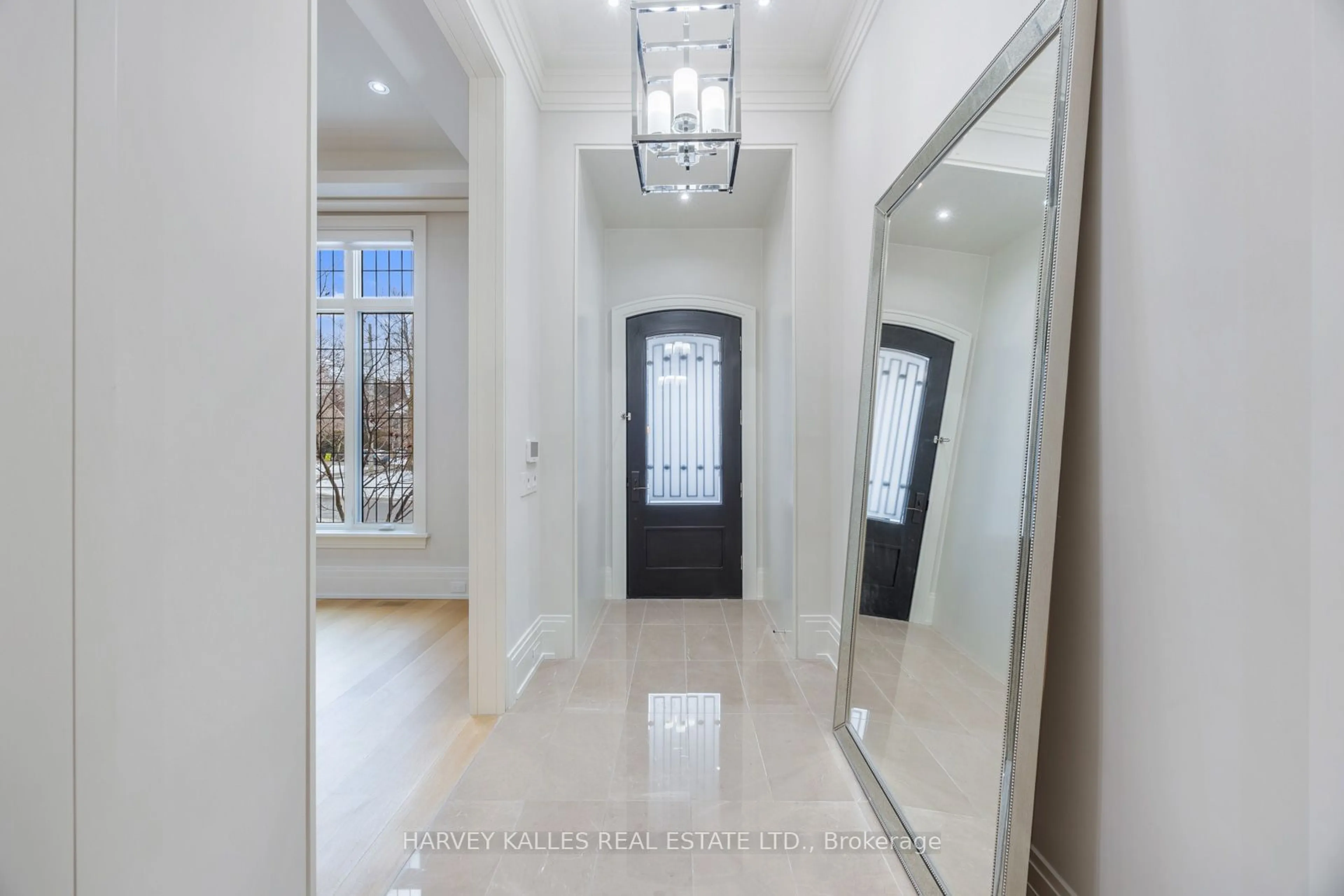 Indoor entryway for 18 Ardmore Rd, Toronto Ontario M5P 1V3