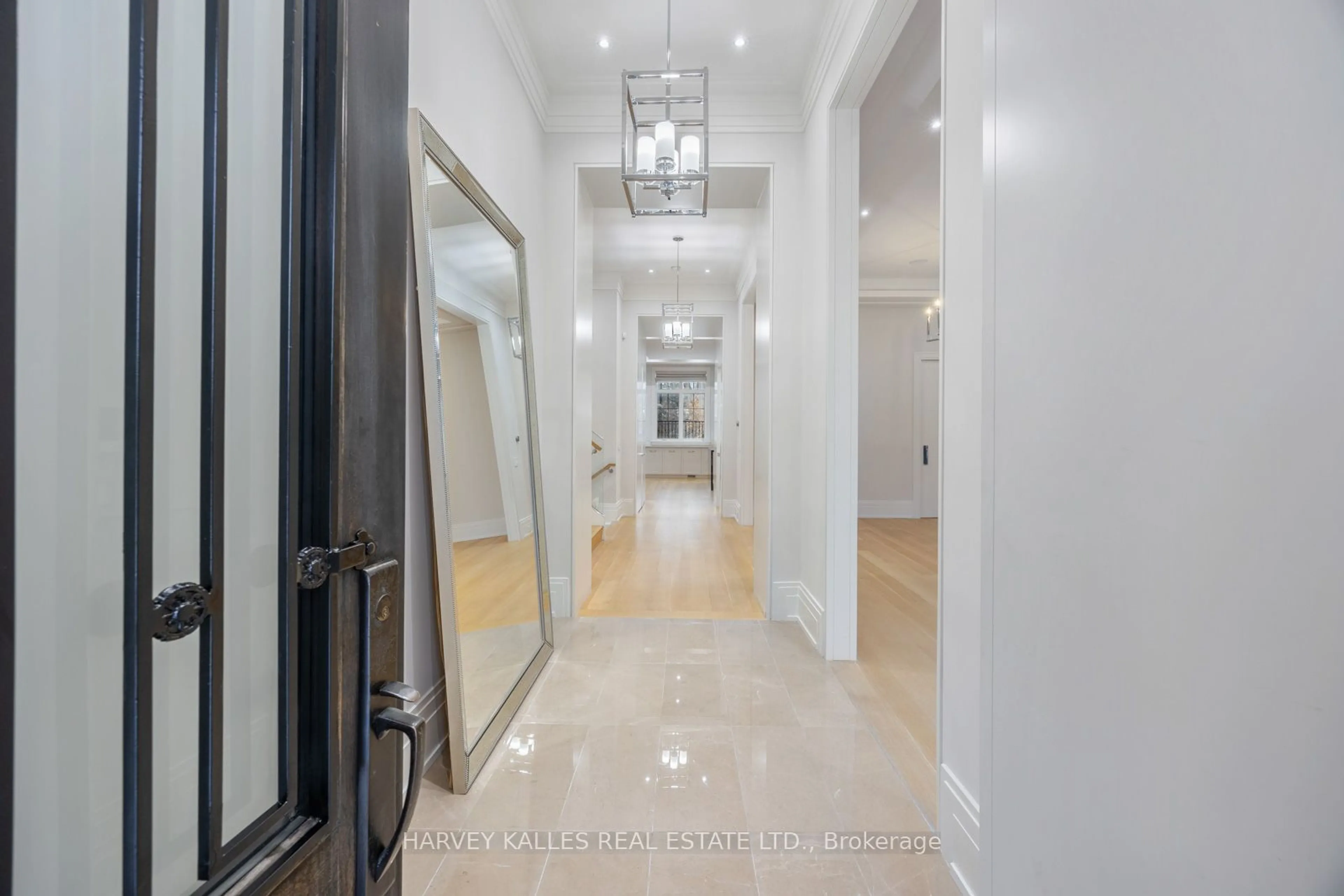 Indoor foyer for 18 Ardmore Rd, Toronto Ontario M5P 1V3