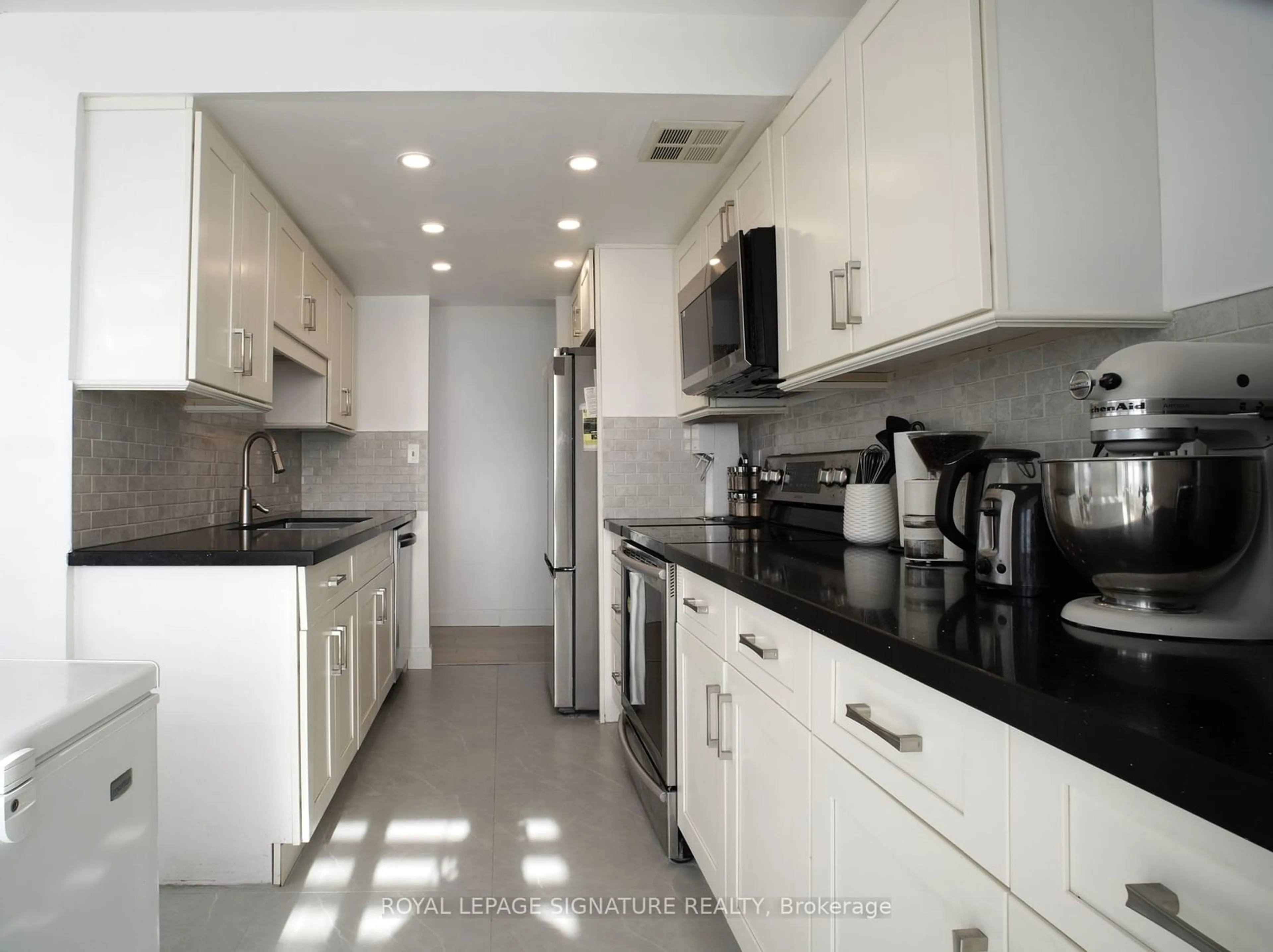 Standard kitchen, ceramic/tile floor for 5765 Yonge St #PH102, Toronto Ontario M2M 4H9