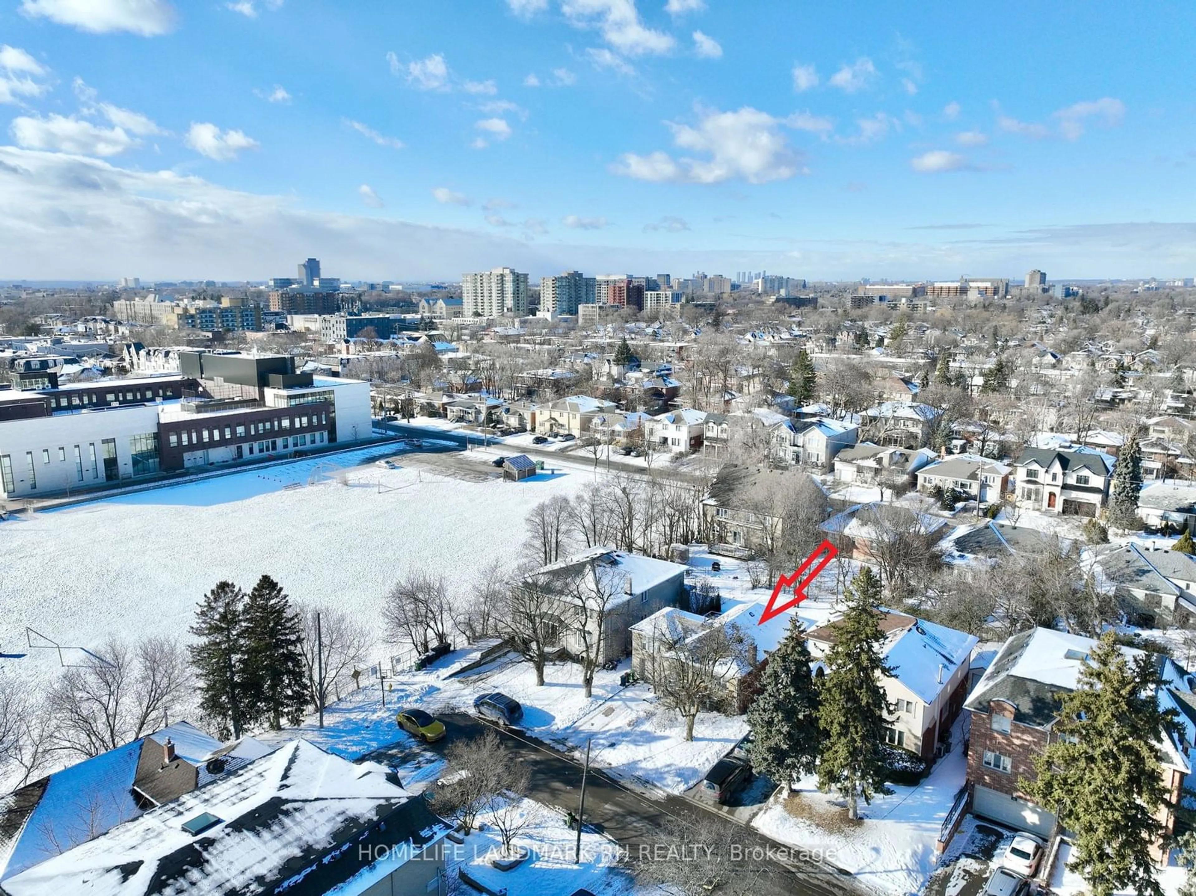 A pic from outside/outdoor area/front of a property/back of a property/a pic from drone, city buildings view from balcony for 42 Frontenac Ave, Toronto Ontario M5N 1Z7