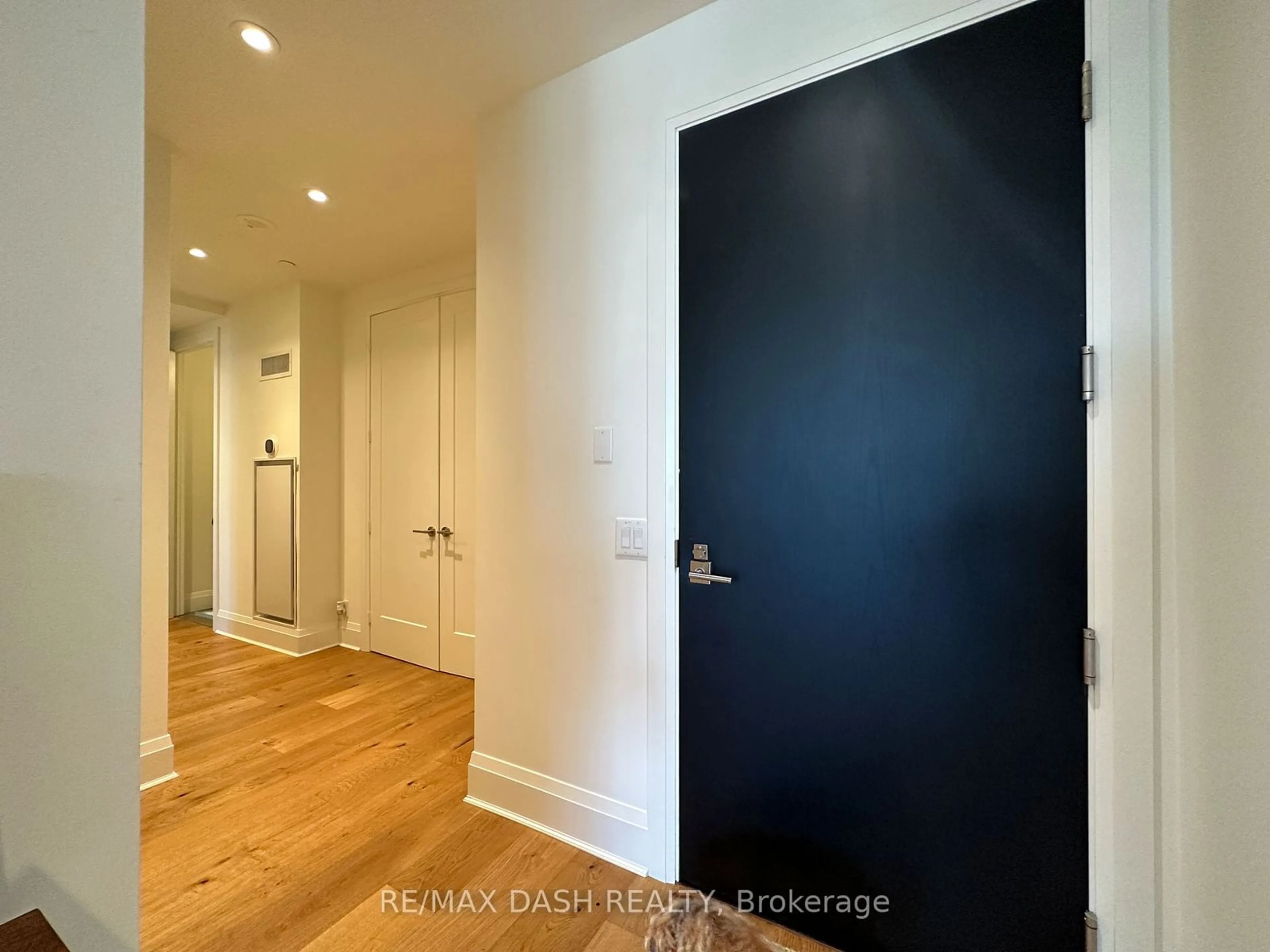 Indoor entryway for 151 Avenue Rd #1002, Toronto Ontario M5R 2H7