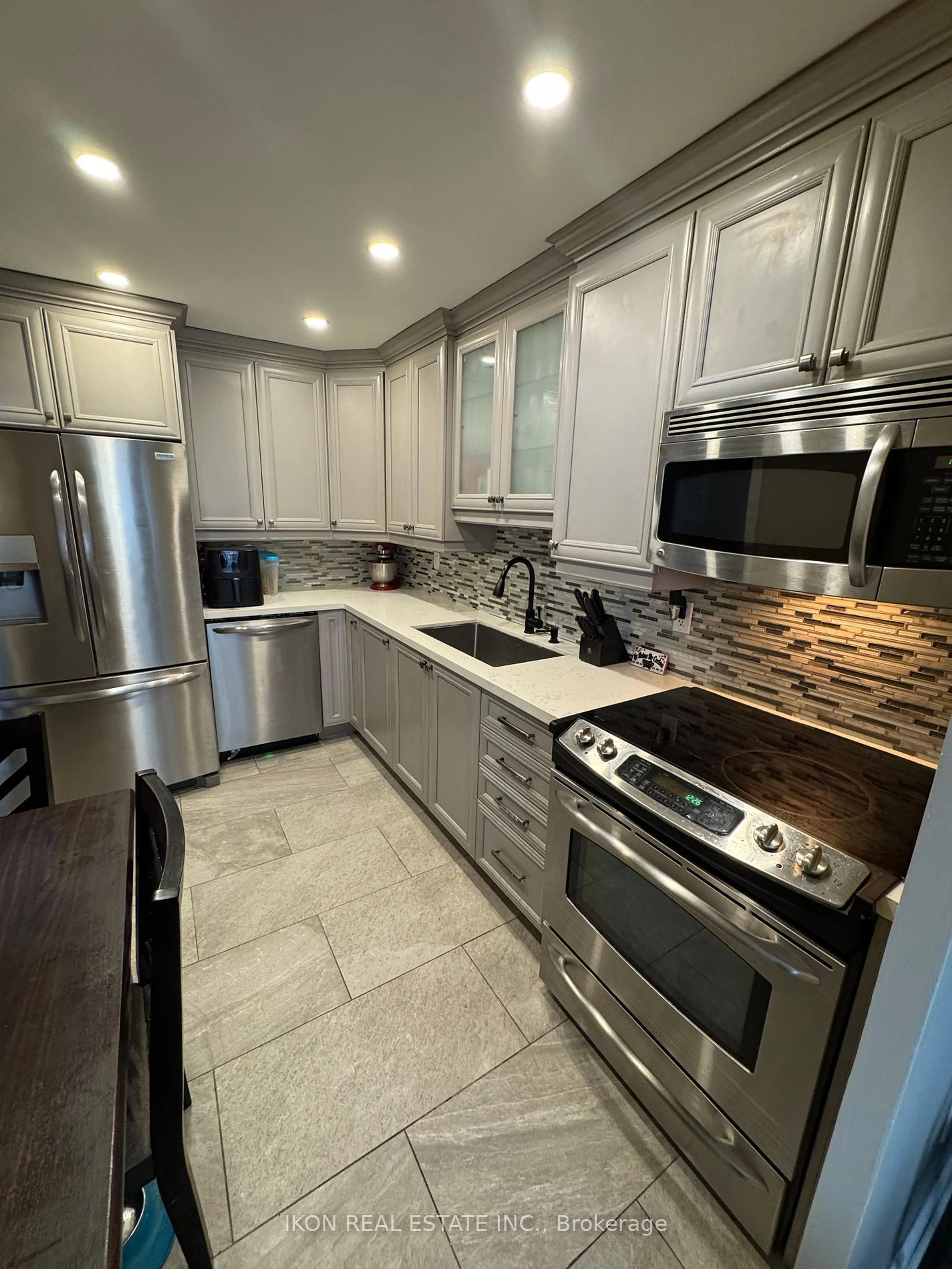 Open concept kitchen, ceramic/tile floor for 10 Edgecliff Gfwy #504, Toronto Ontario M3C 3A3