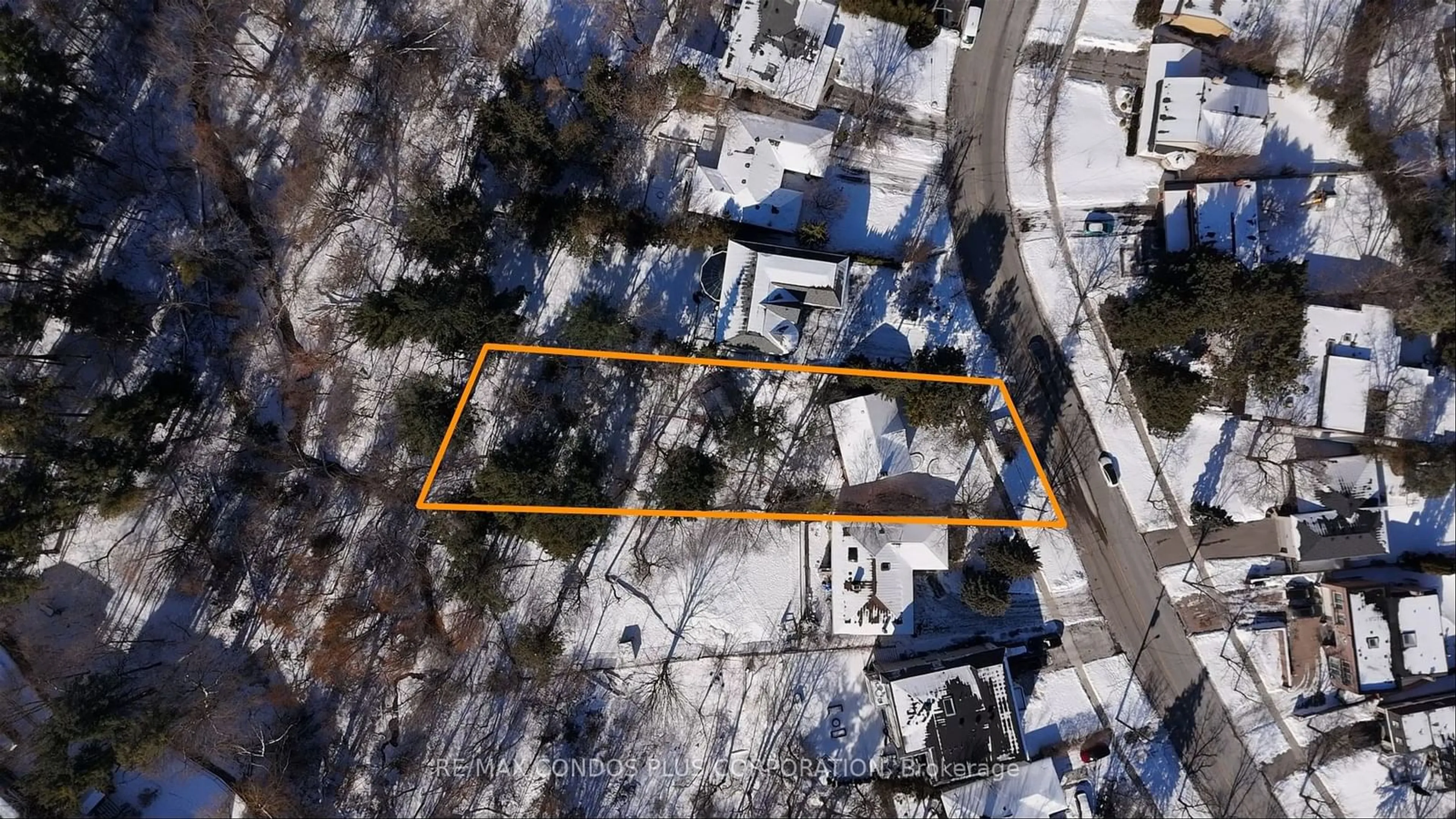 A pic from outside/outdoor area/front of a property/back of a property/a pic from drone, street for 36 Bannatyne Dr, Toronto Ontario M2L 2N9