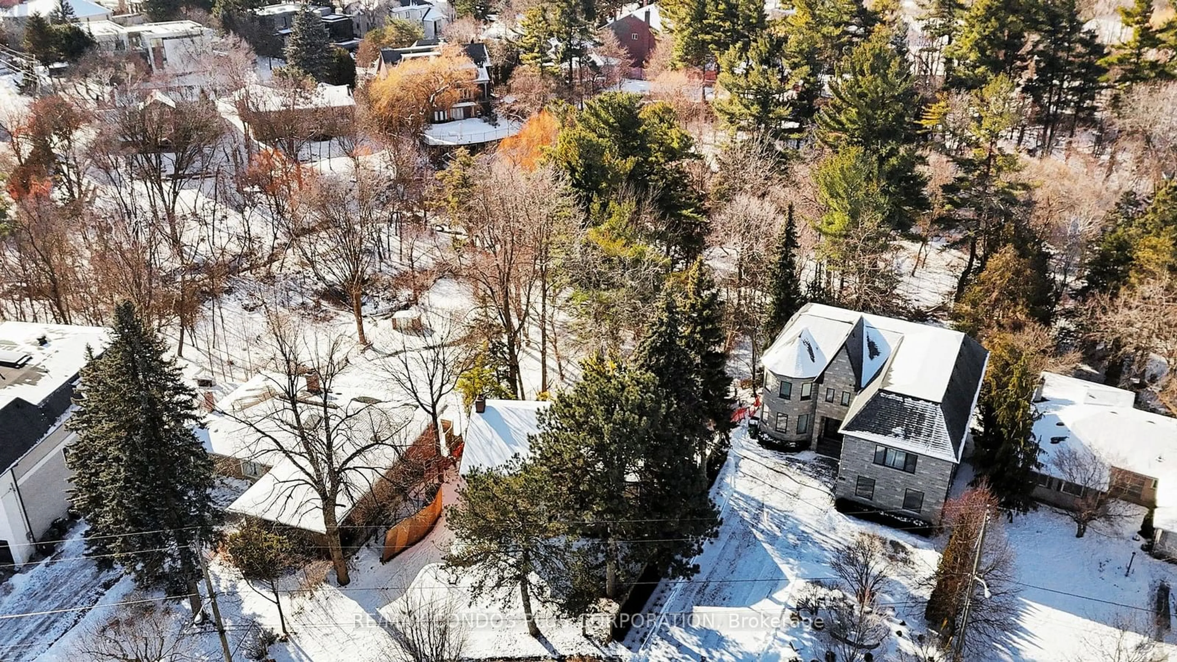 A pic from outside/outdoor area/front of a property/back of a property/a pic from drone, street for 36 Bannatyne Dr, Toronto Ontario M2L 2N9