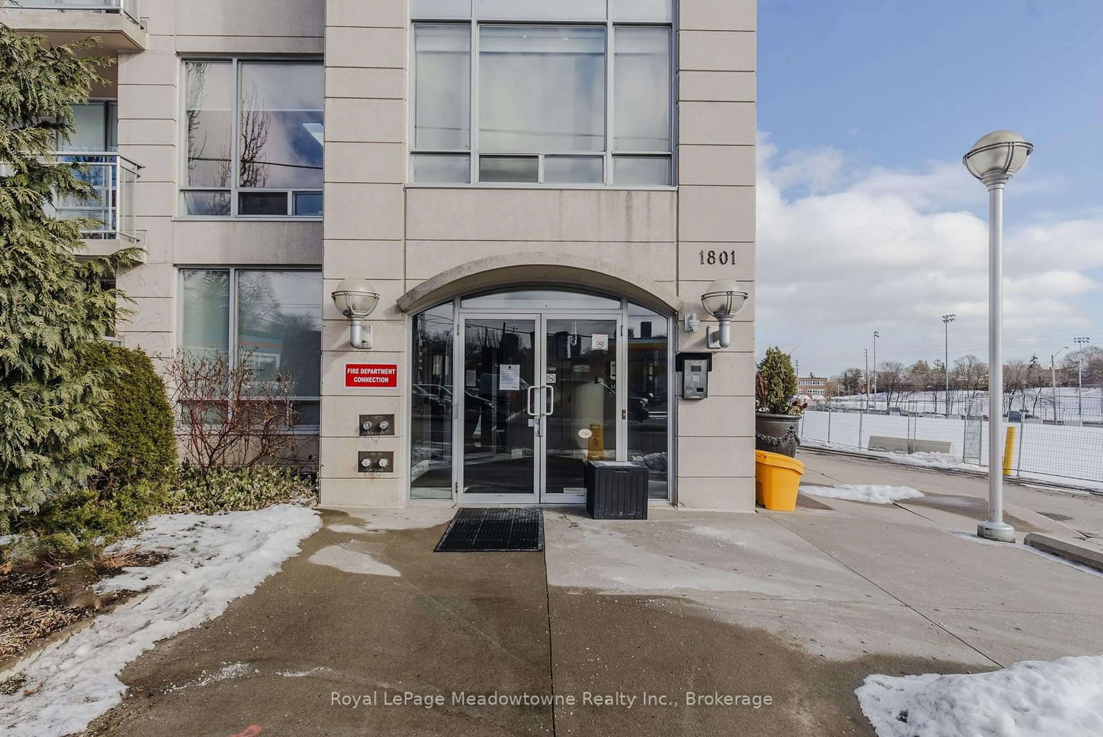 Indoor foyer for 1801 Bayview Ave #511, Toronto Ontario M5G 2G4