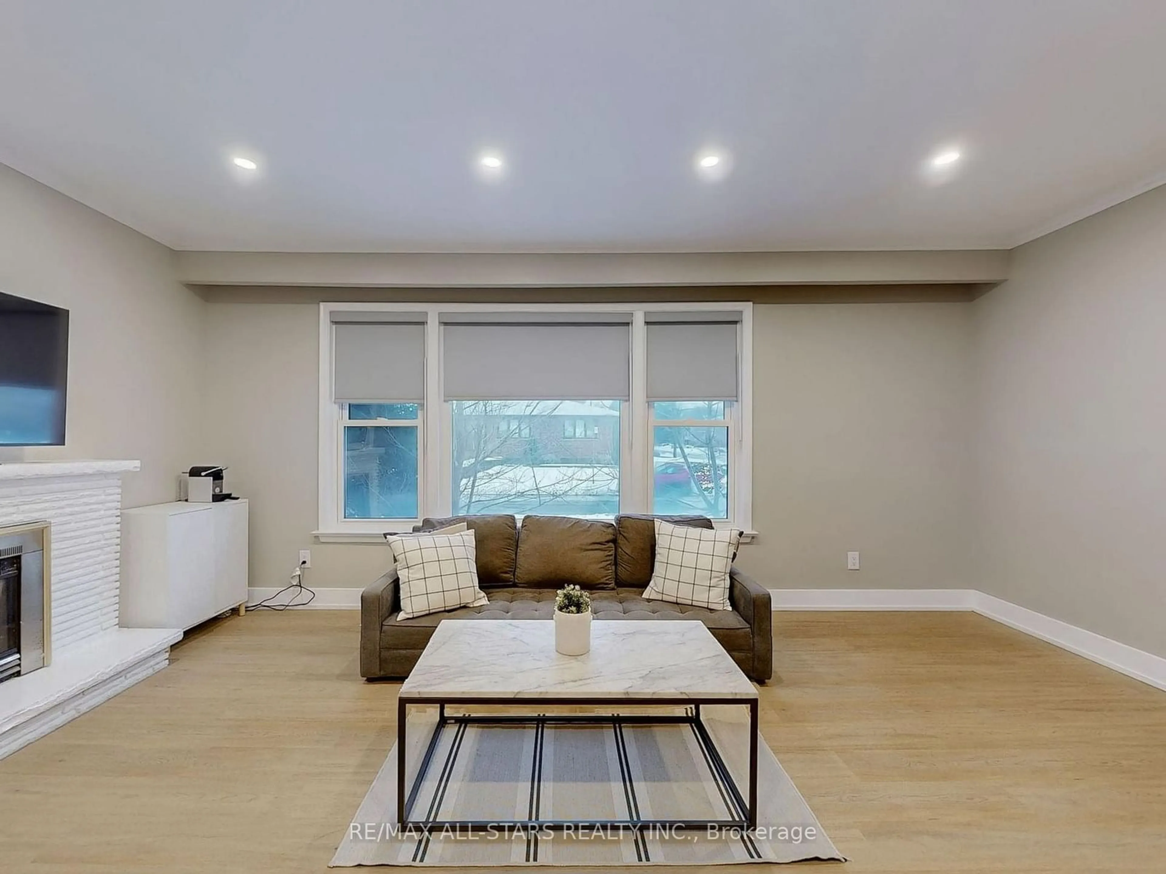 Living room with furniture, wood/laminate floor for 105 Betty Ann Dr, Toronto Ontario M2N 1X1