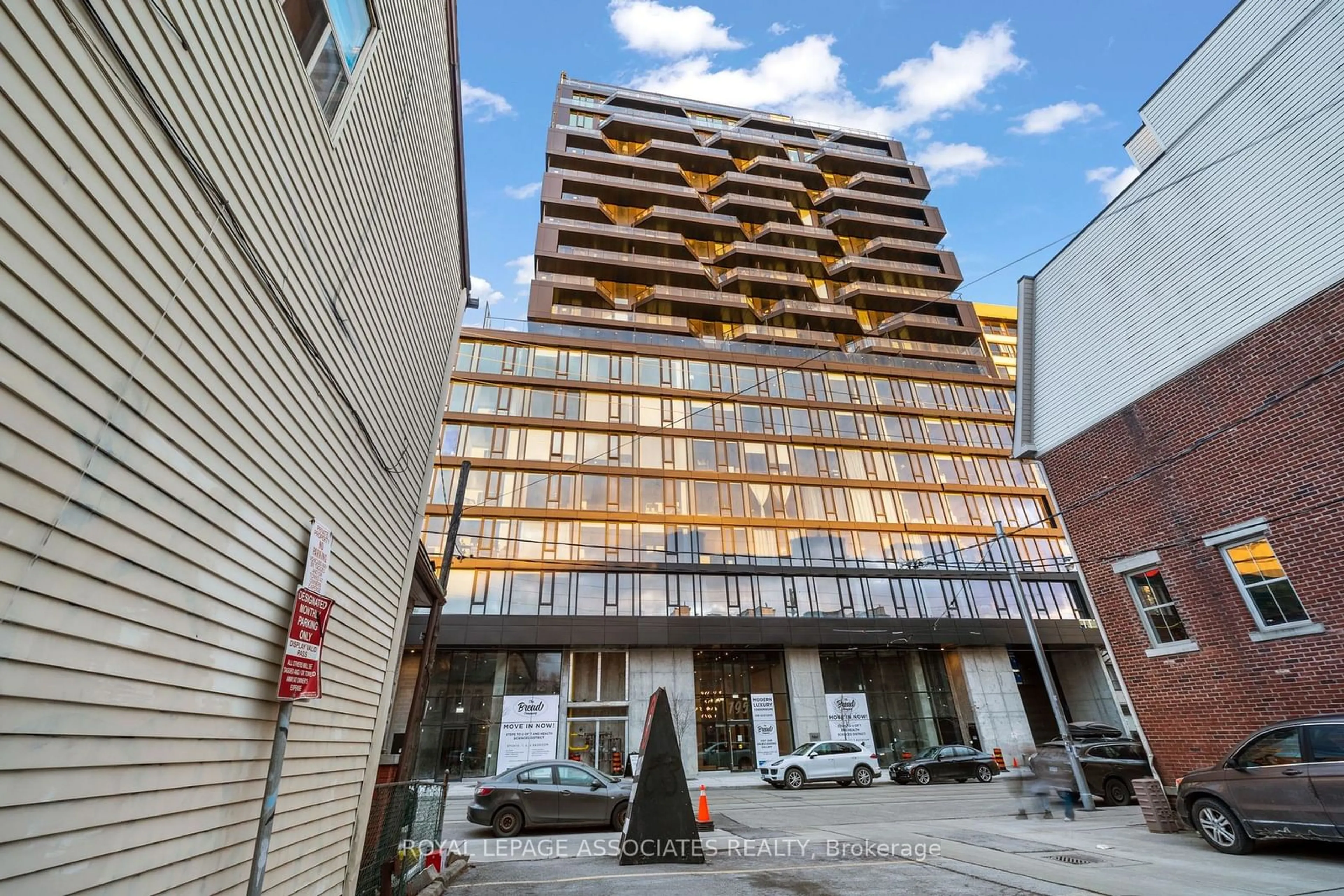 Patio, building for 195 McCaul St #401, Toronto Ontario M5T 1W6