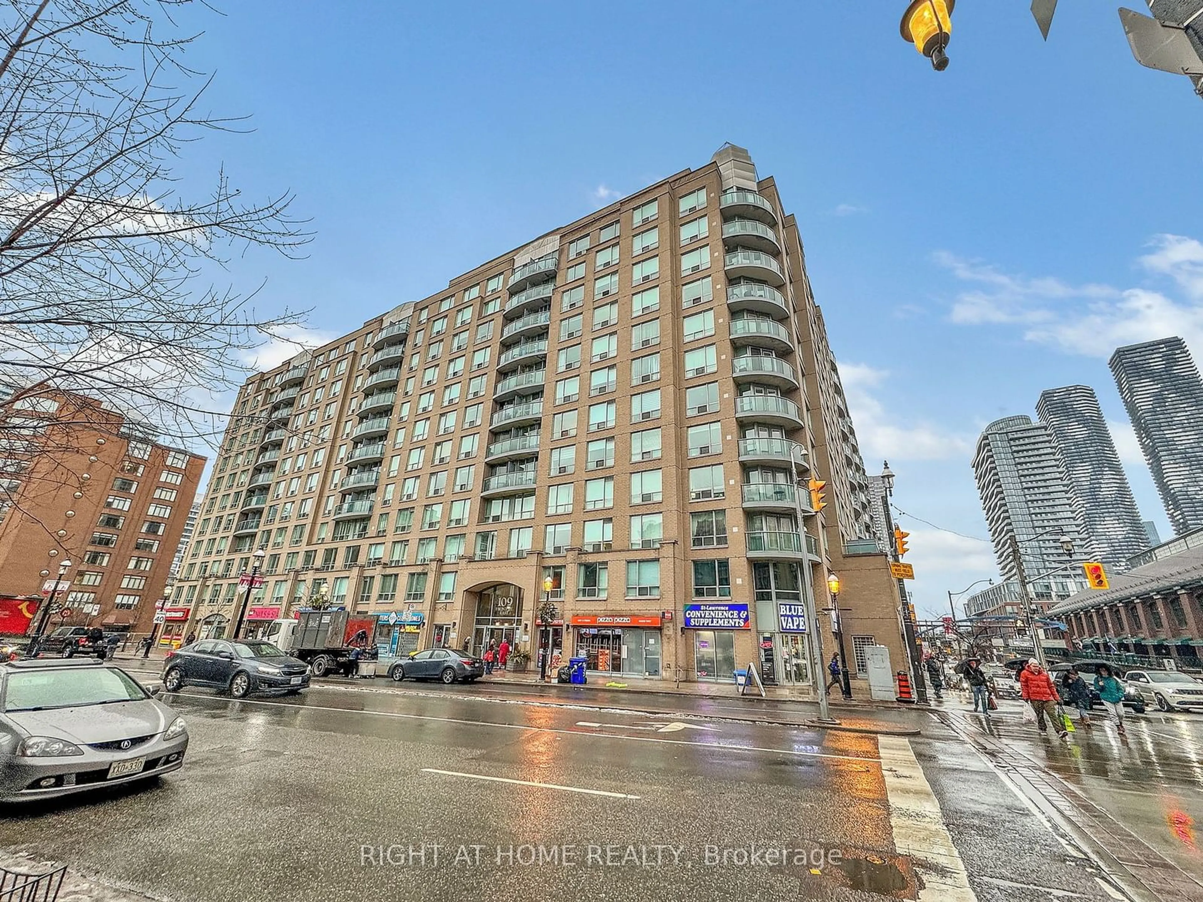 Blurry image for 109 Front St #303, Toronto Ontario M5A 4P7