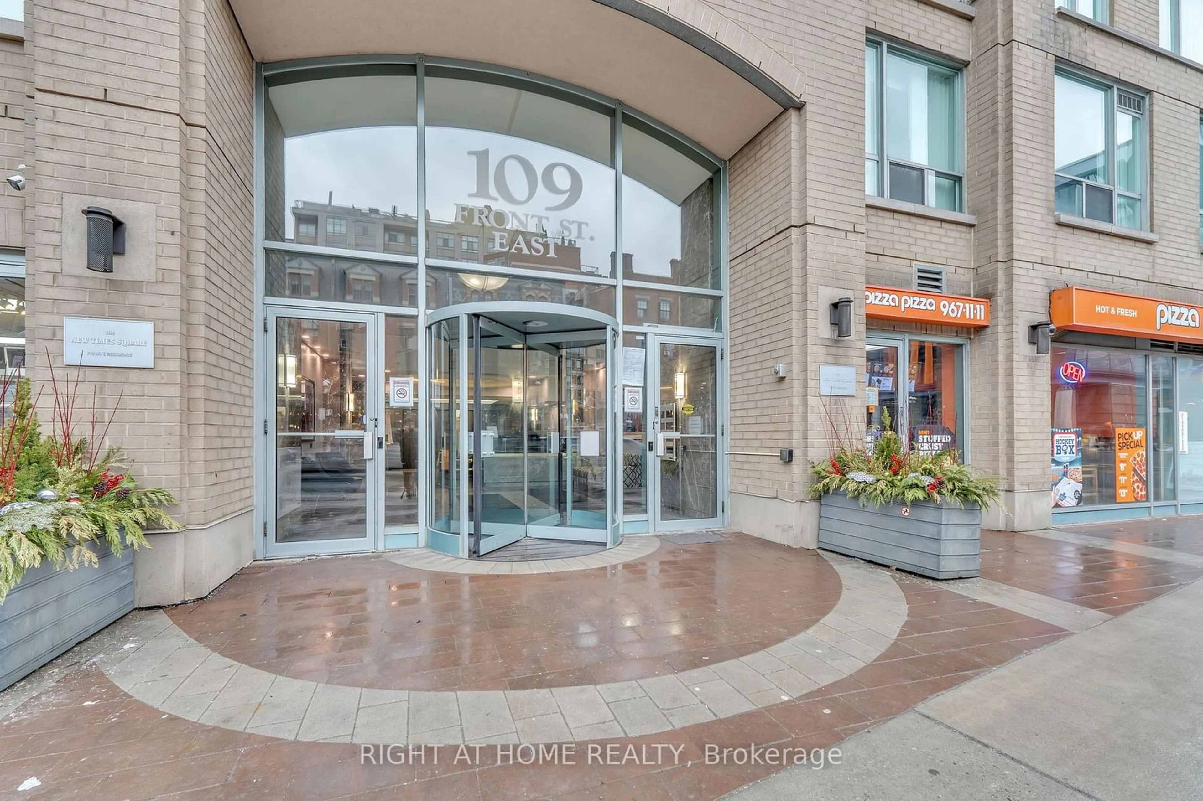 Indoor foyer for 109 Front St #303, Toronto Ontario M5A 4P7