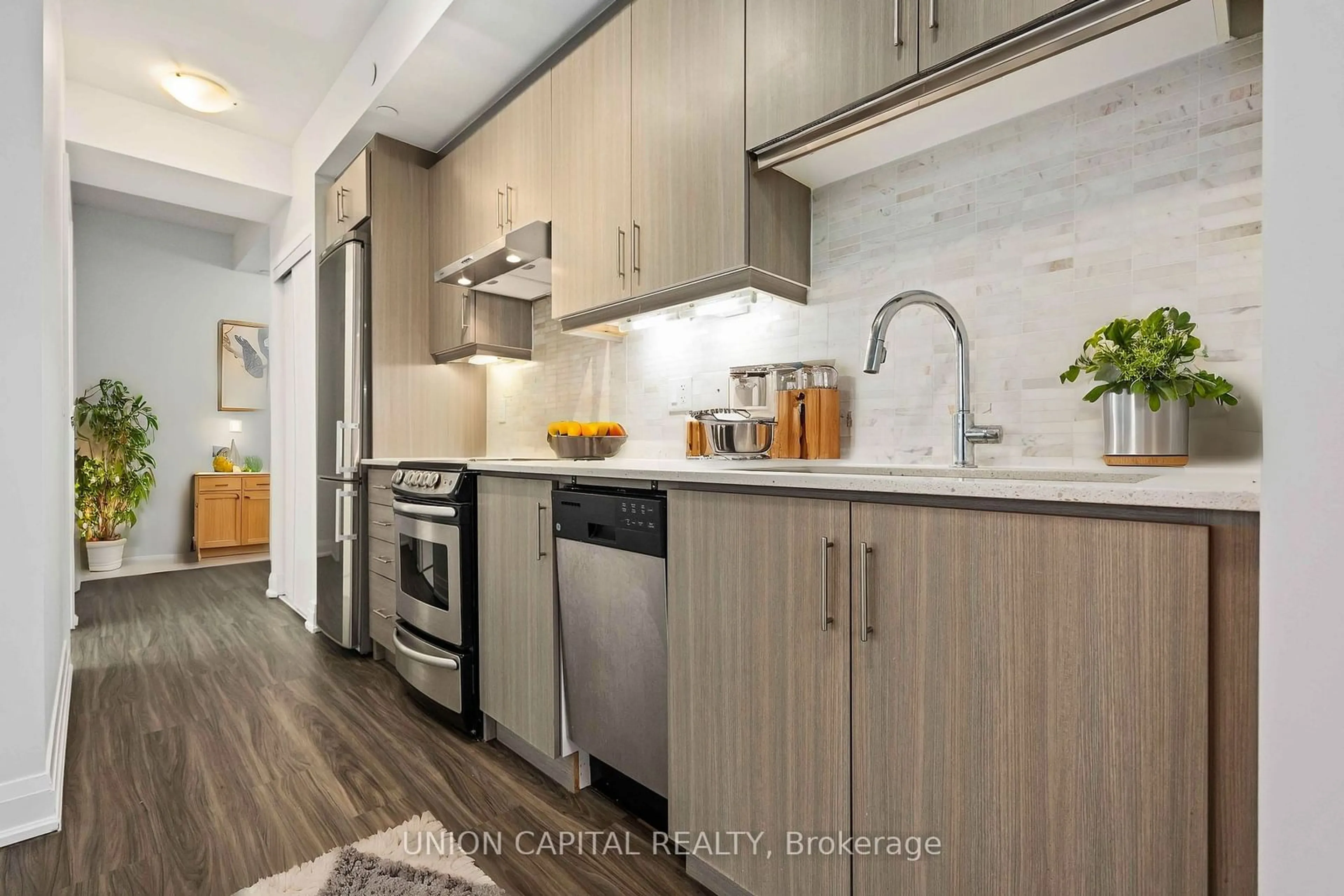 Open concept kitchen, unknown for 68 Canterbury Pl #1705, Toronto Ontario M2N 0H8