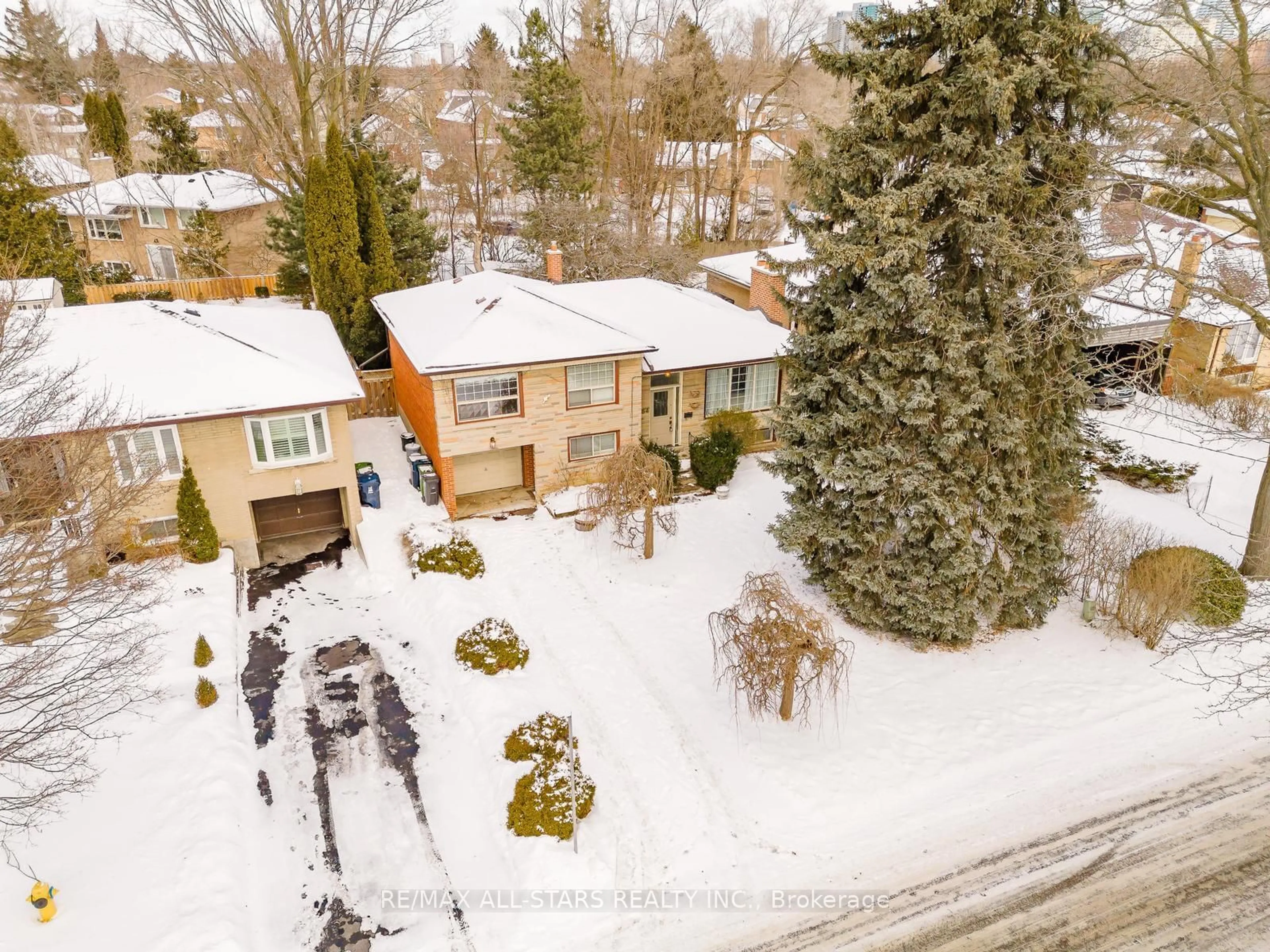 A pic from outside/outdoor area/front of a property/back of a property/a pic from drone, street for 164 Betty Ann Dr, Toronto Ontario M2N 1X6