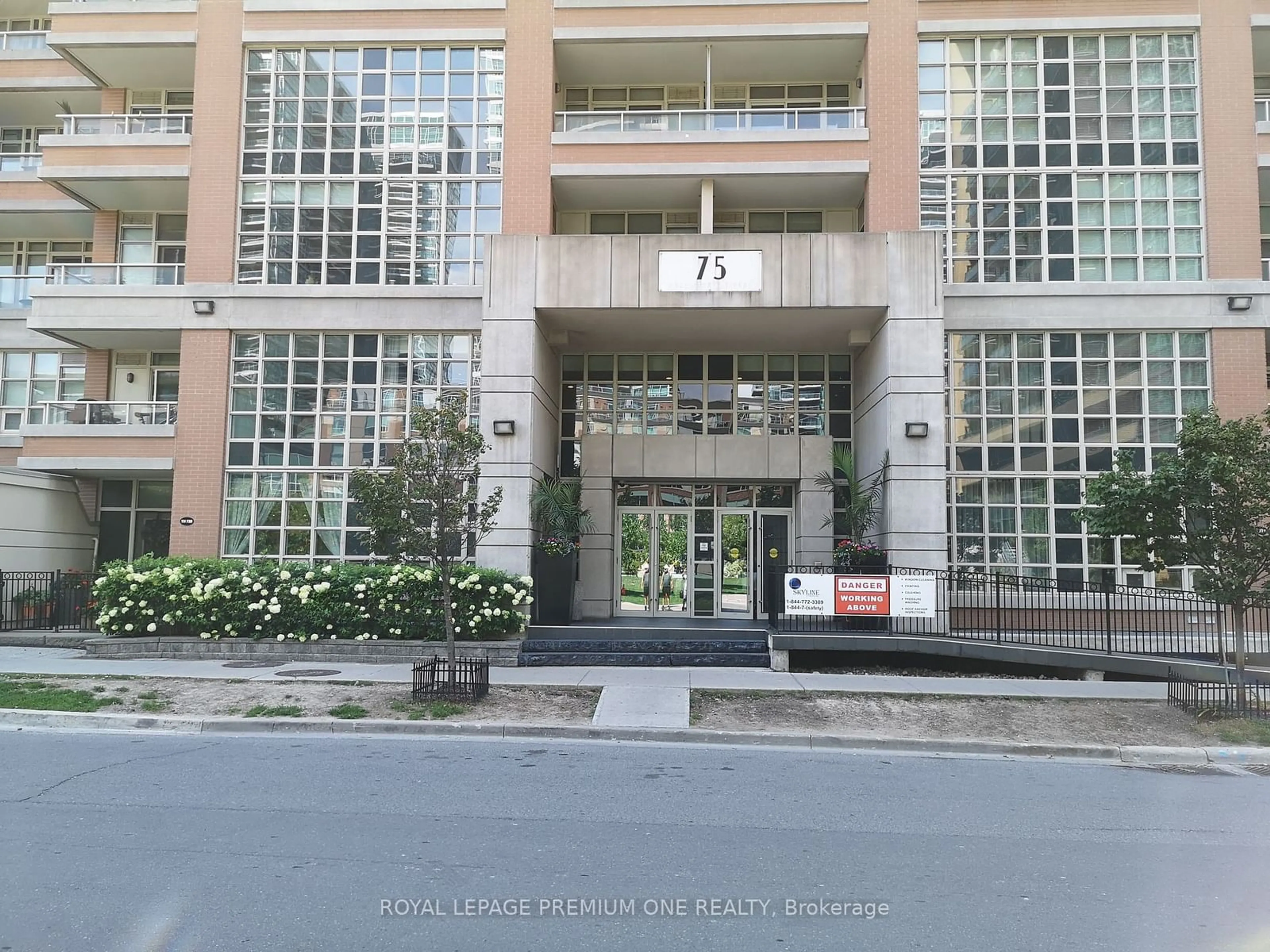 Indoor foyer for 75 East Liberty St #1718, Toronto Ontario M6K 3R3