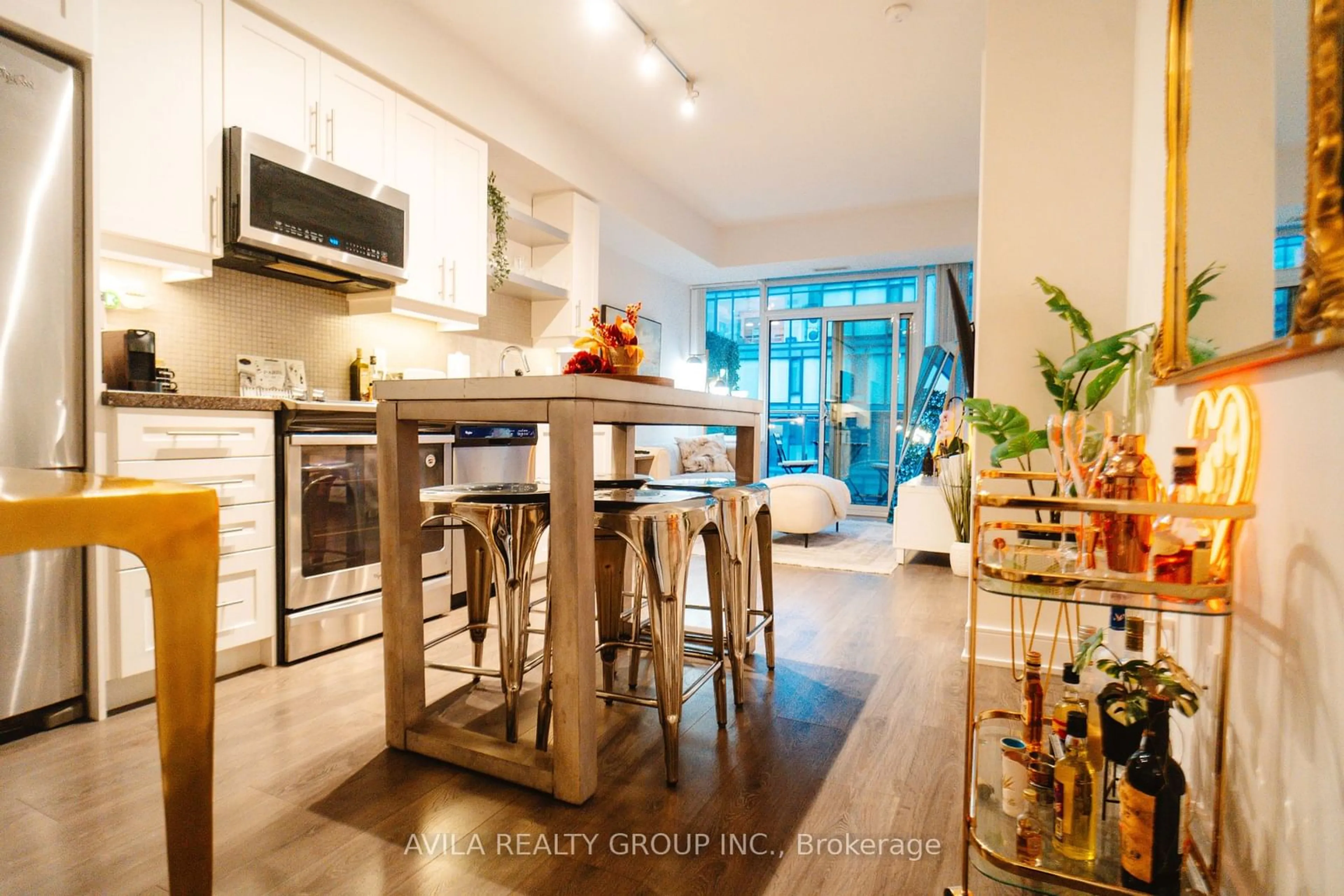 Open concept kitchen, wood/laminate floor for 525 Adelaide St #1832, Toronto Ontario M5V 0N7