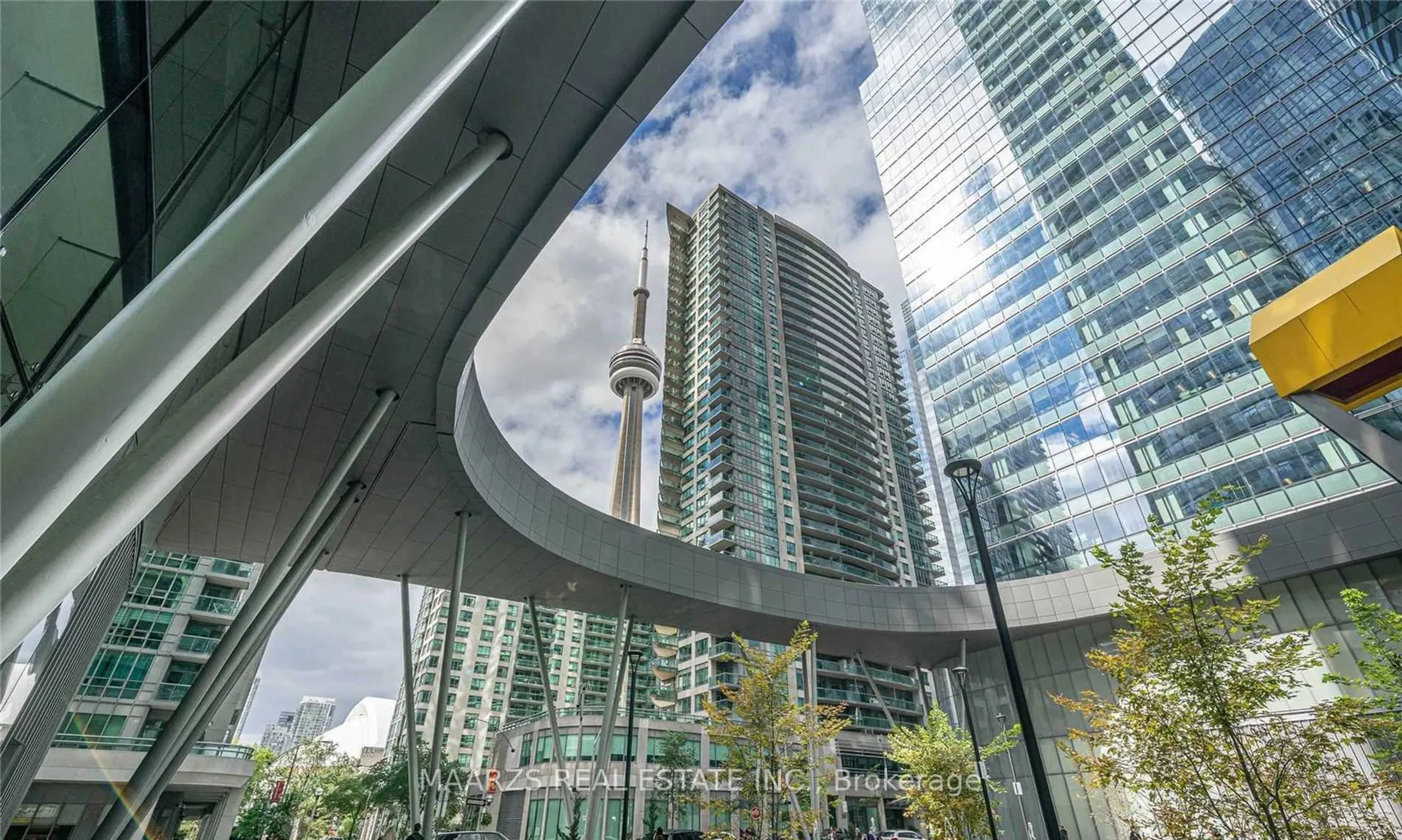 Indoor foyer for 14 York St #1511, Toronto Ontario M5J 2Z2