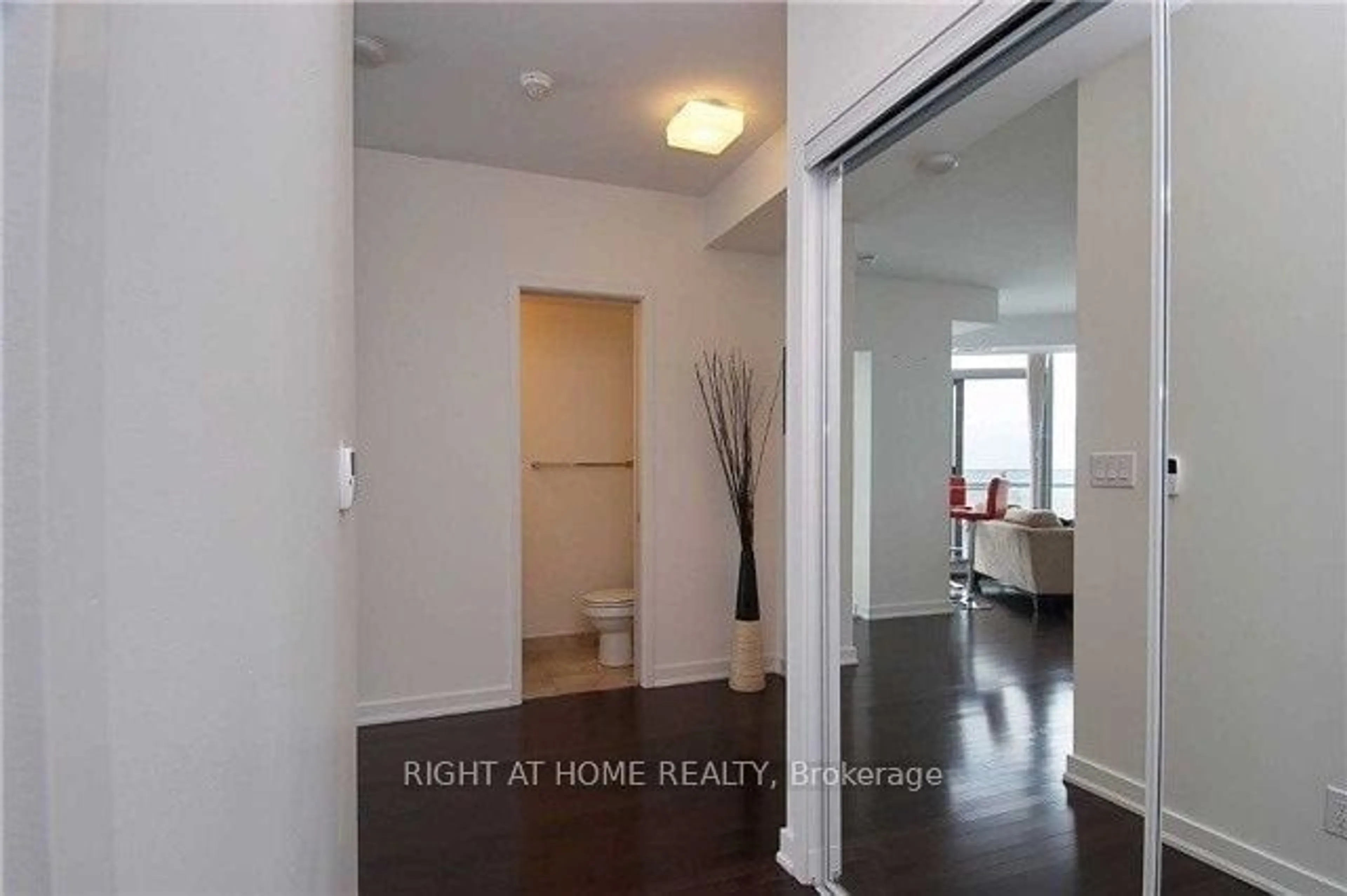 Indoor entryway for 12 York St #5707, Toronto Ontario M5J 0A9