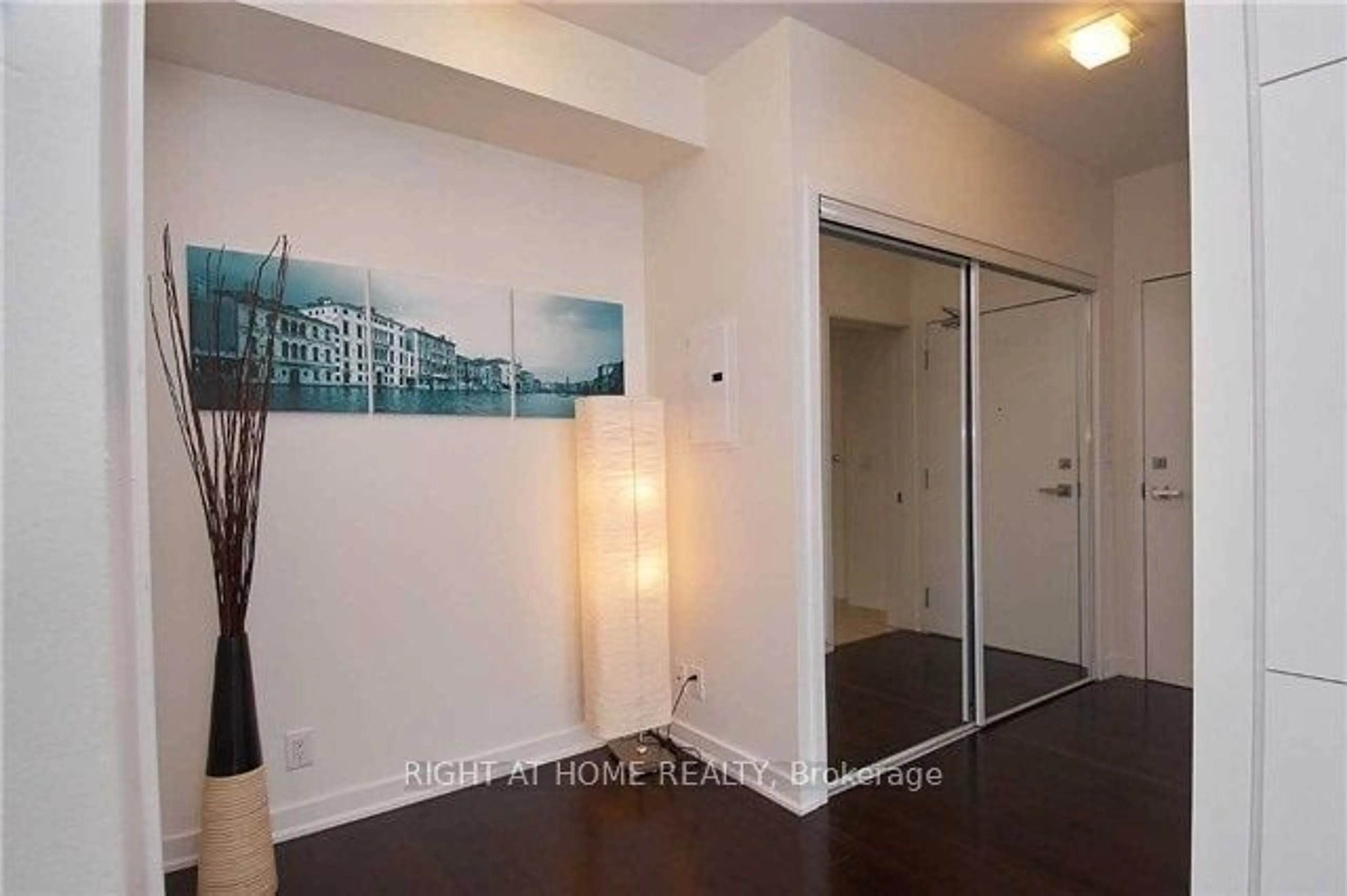 Indoor entryway for 12 York St #5707, Toronto Ontario M5J 0A9