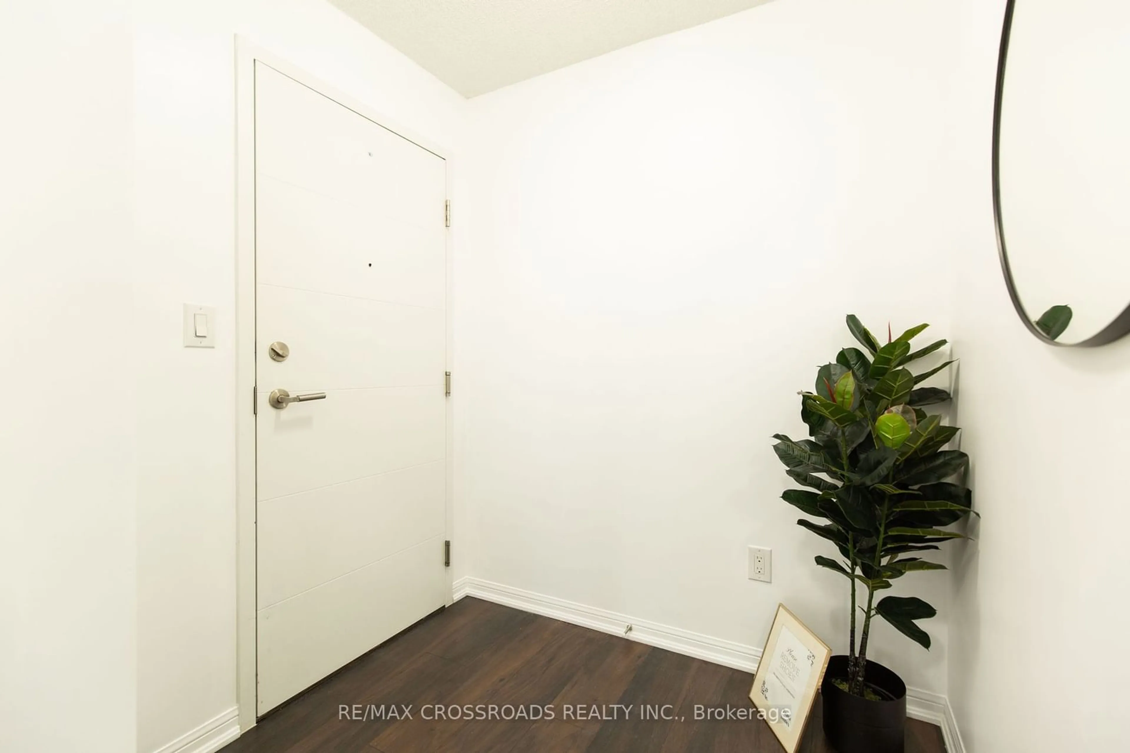 Indoor entryway for 400 Adelaide Ave #2104, Toronto Ontario M5A 4S3