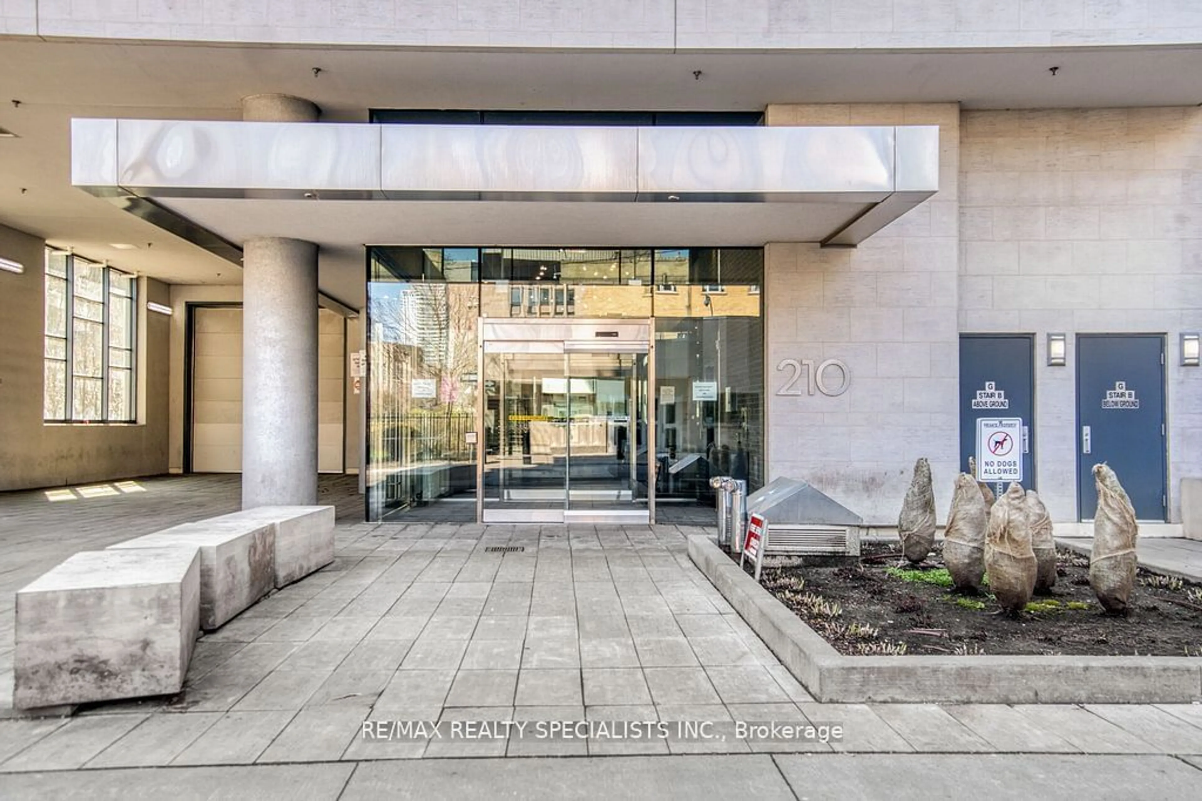 Indoor foyer for 210 Simcoe St #605, Toronto Ontario M5T 0A9